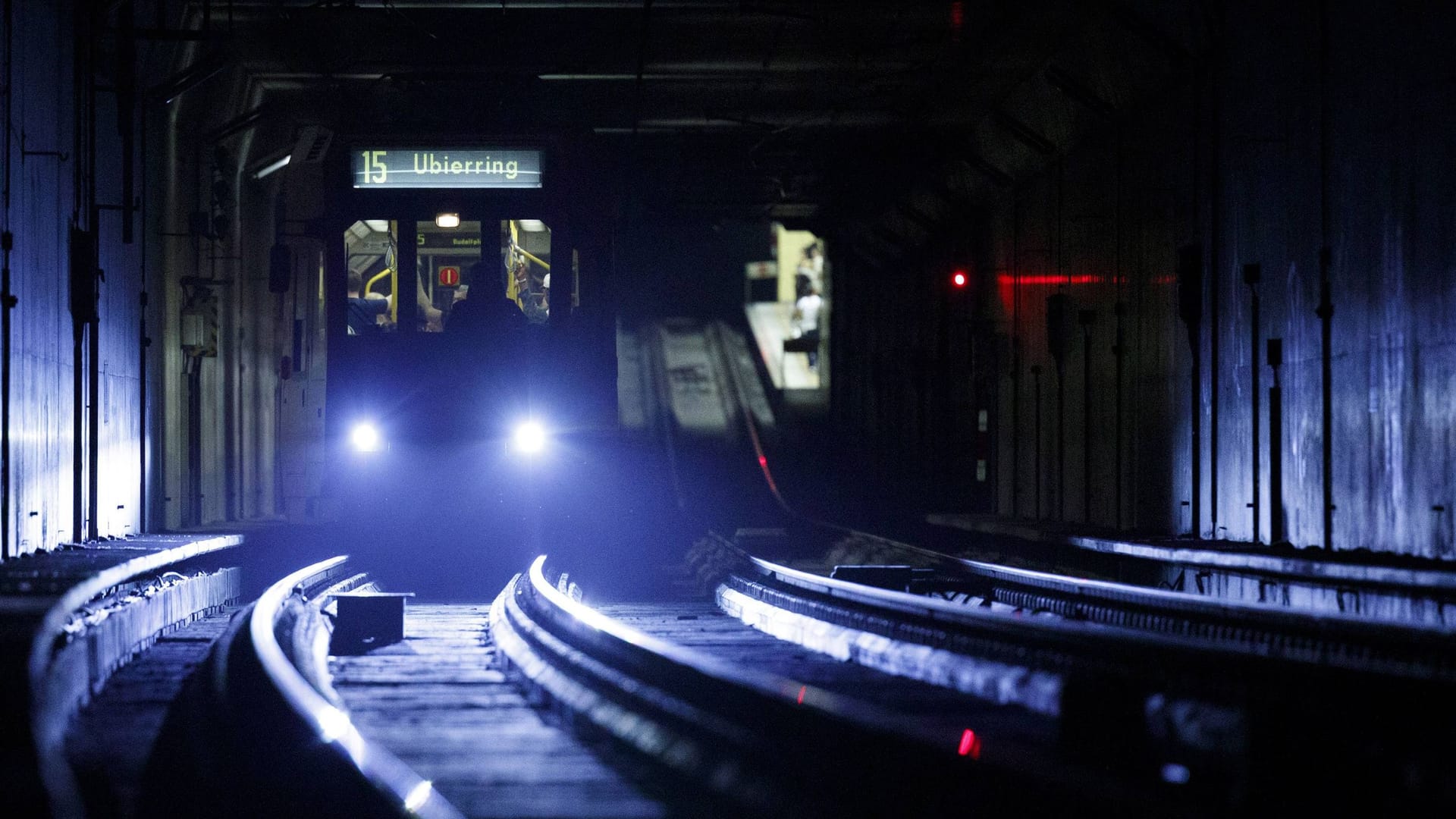 Eine Stadtbahn der KVB in einem U-Bahn-Tunnel (Archivbild): Ein Bündnis aus CDU, FDP und SPD hat sich im Verkehrsausschuss für eine Tunnellösung ausgesprochen.