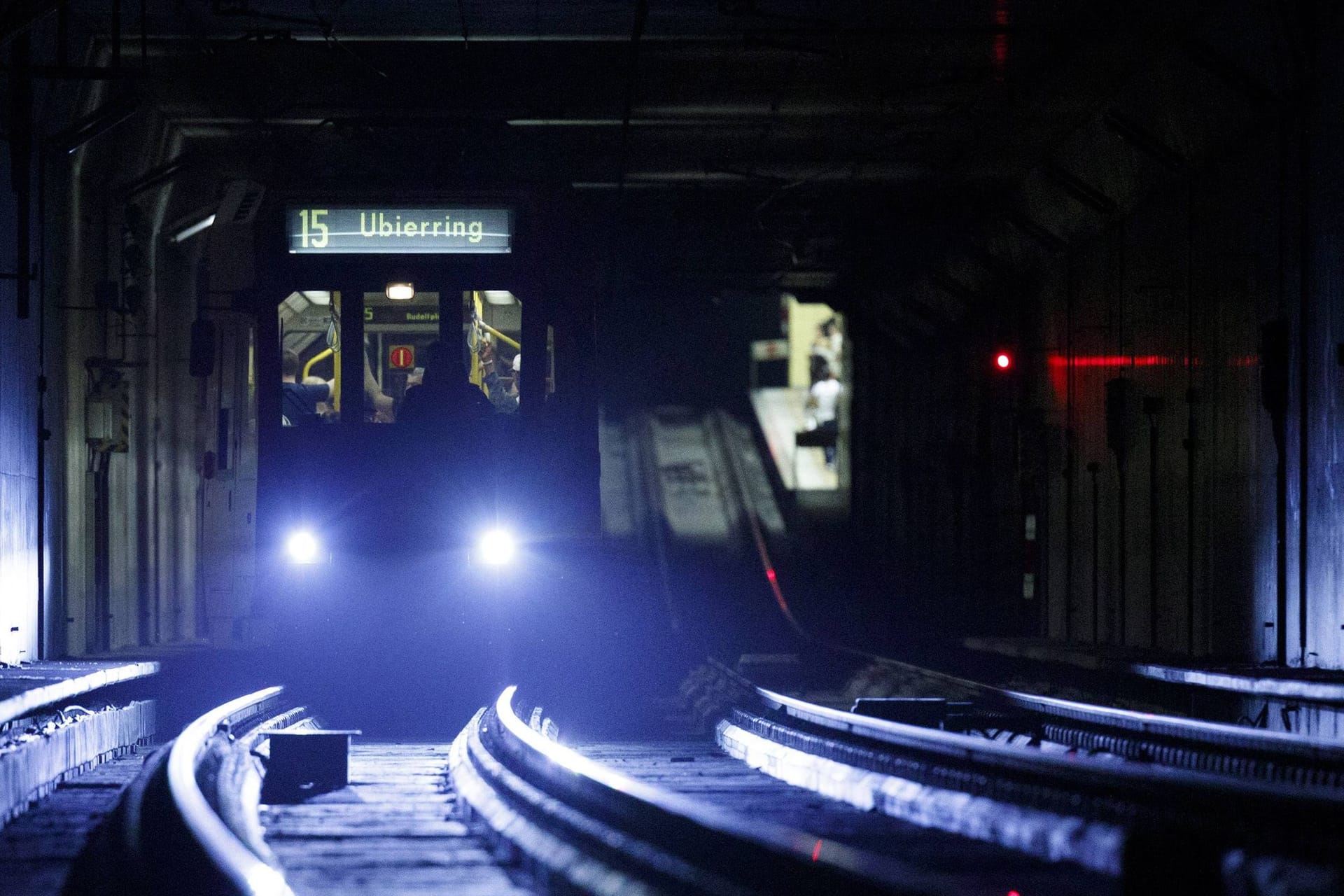 Eine Stadtbahn der KVB in einem U-Bahn-Tunnel (Archivbild): Ein Bündnis aus CDU, FDP und SPD hat sich im Verkehrsausschuss für eine Tunnellösung ausgesprochen.