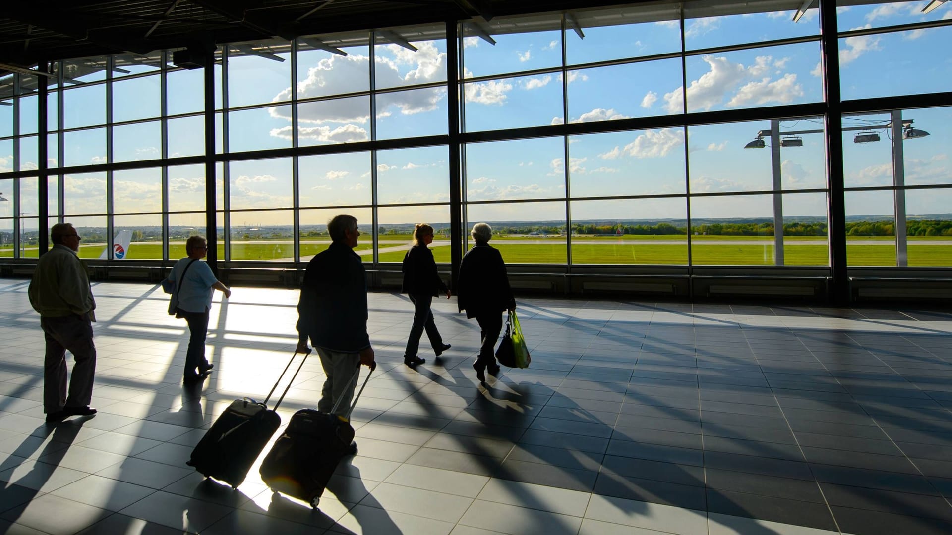 Reisende am Flughafen Dresden (Archivbild):