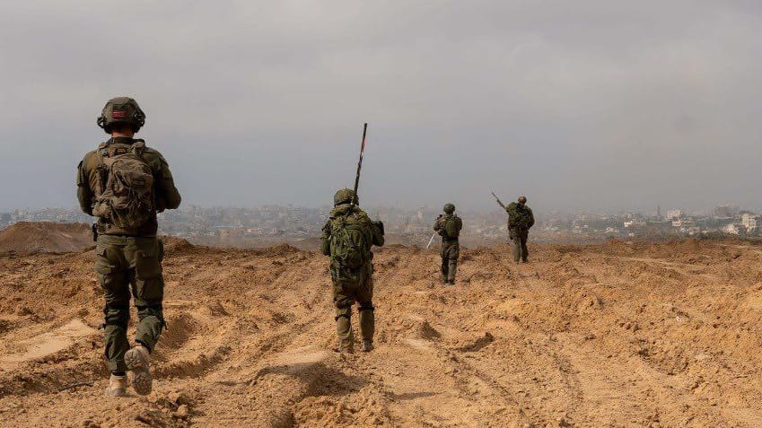 Israelische Soldaten betreten den Gazastreifen: Nachdem Israel das Gebiet bombardierte, verlegt es nun Soldaten nach Gaza.