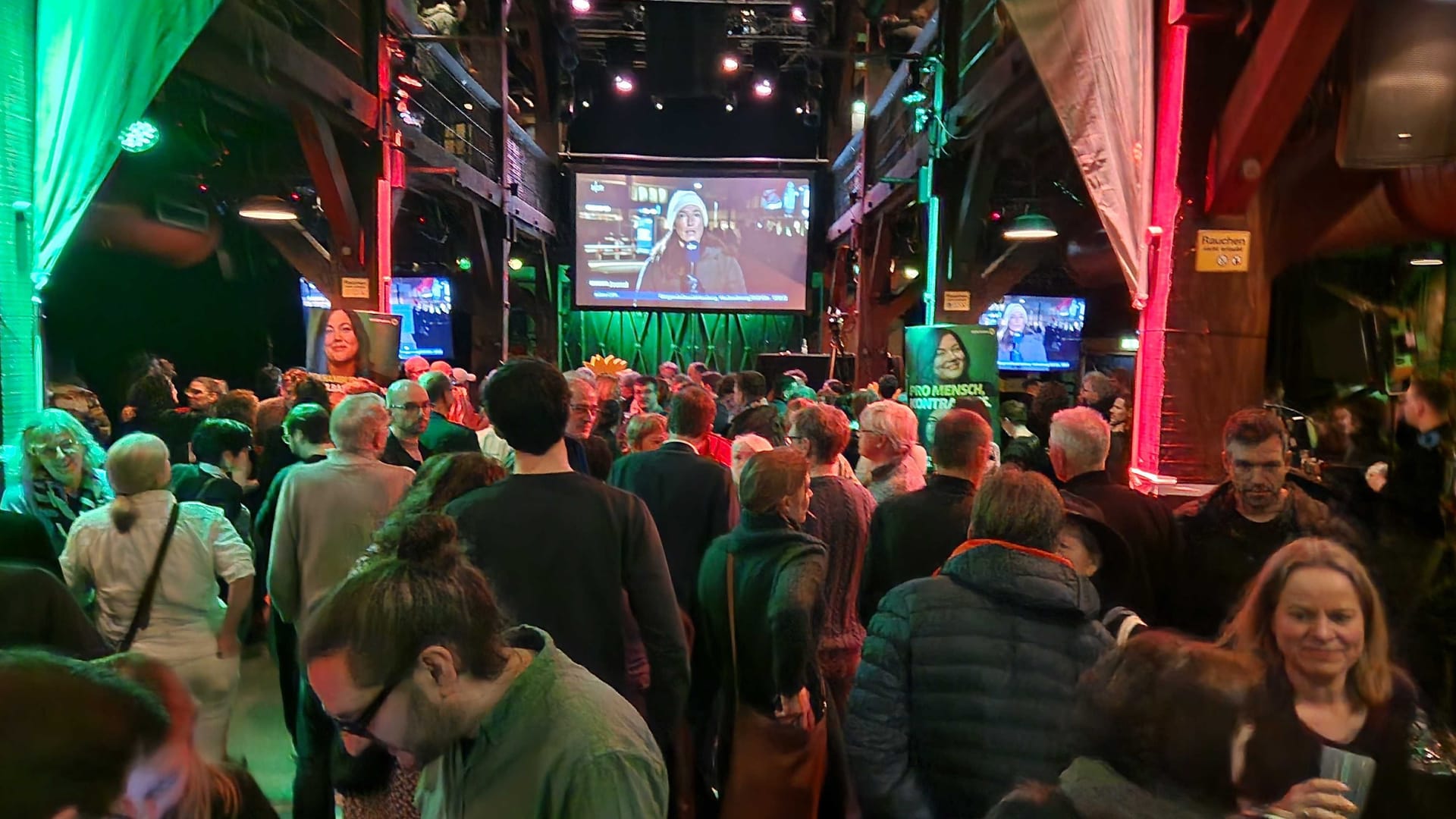 Die Stimmung auf der Wahlparty der Grünen in der "Frabrik" in Hamburg-Ottensen war gedämpft, aber es gebe kein "Katerstimmung", sagte Verkehrssenator Tjarks.