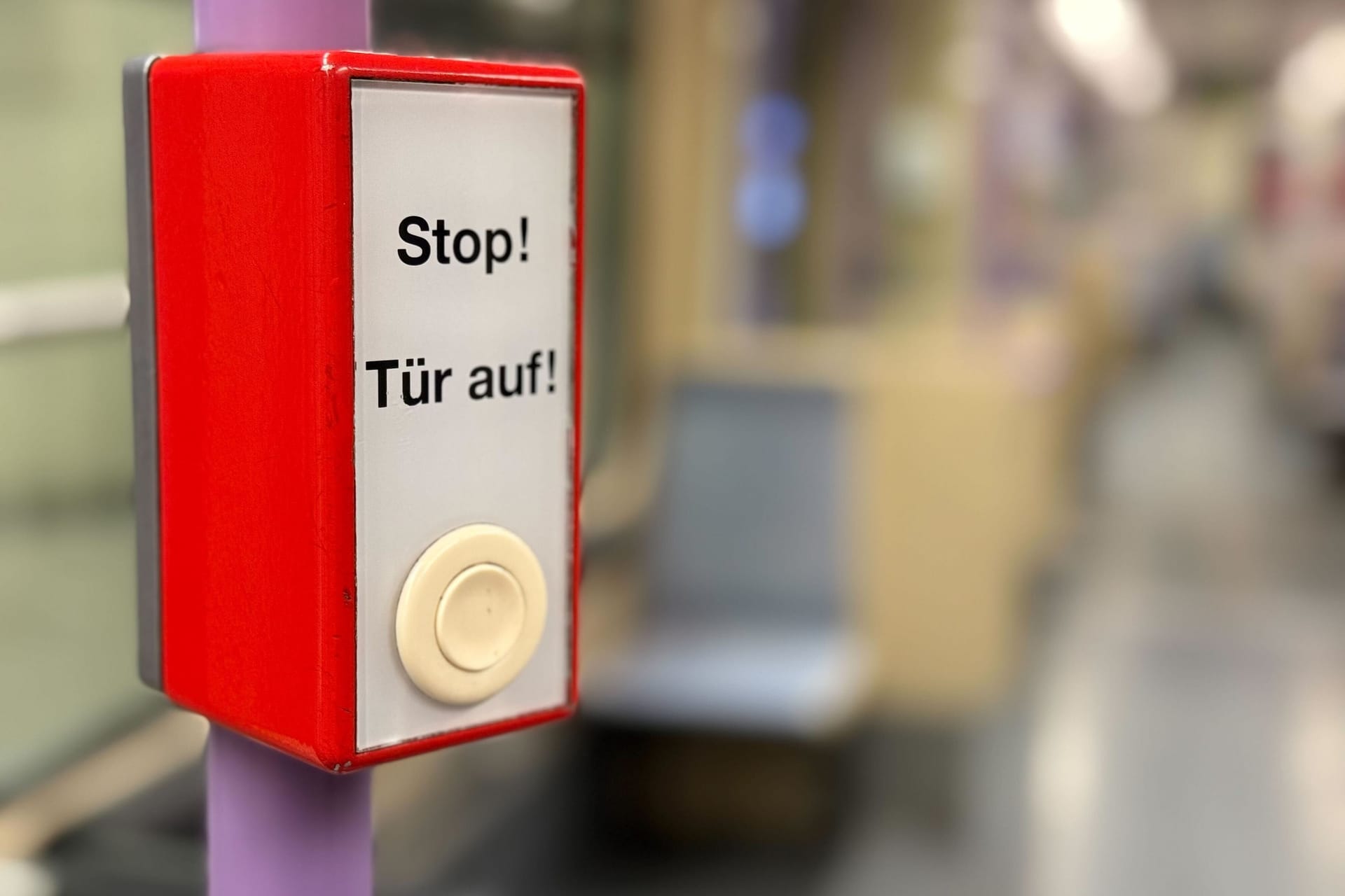 Ein Halteknopf in einer KVB-Bahn.