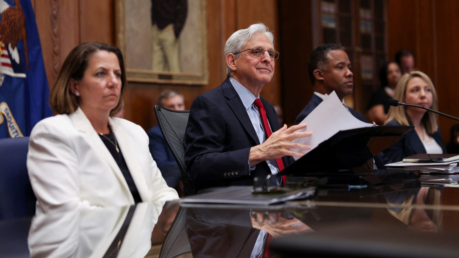 Aber (l.) arbeitete im Hintergrund: Hier bei einer Anhörung in Washington mit dem ehemaligen Generalstaatsanwalt Merrick Garland (r.).