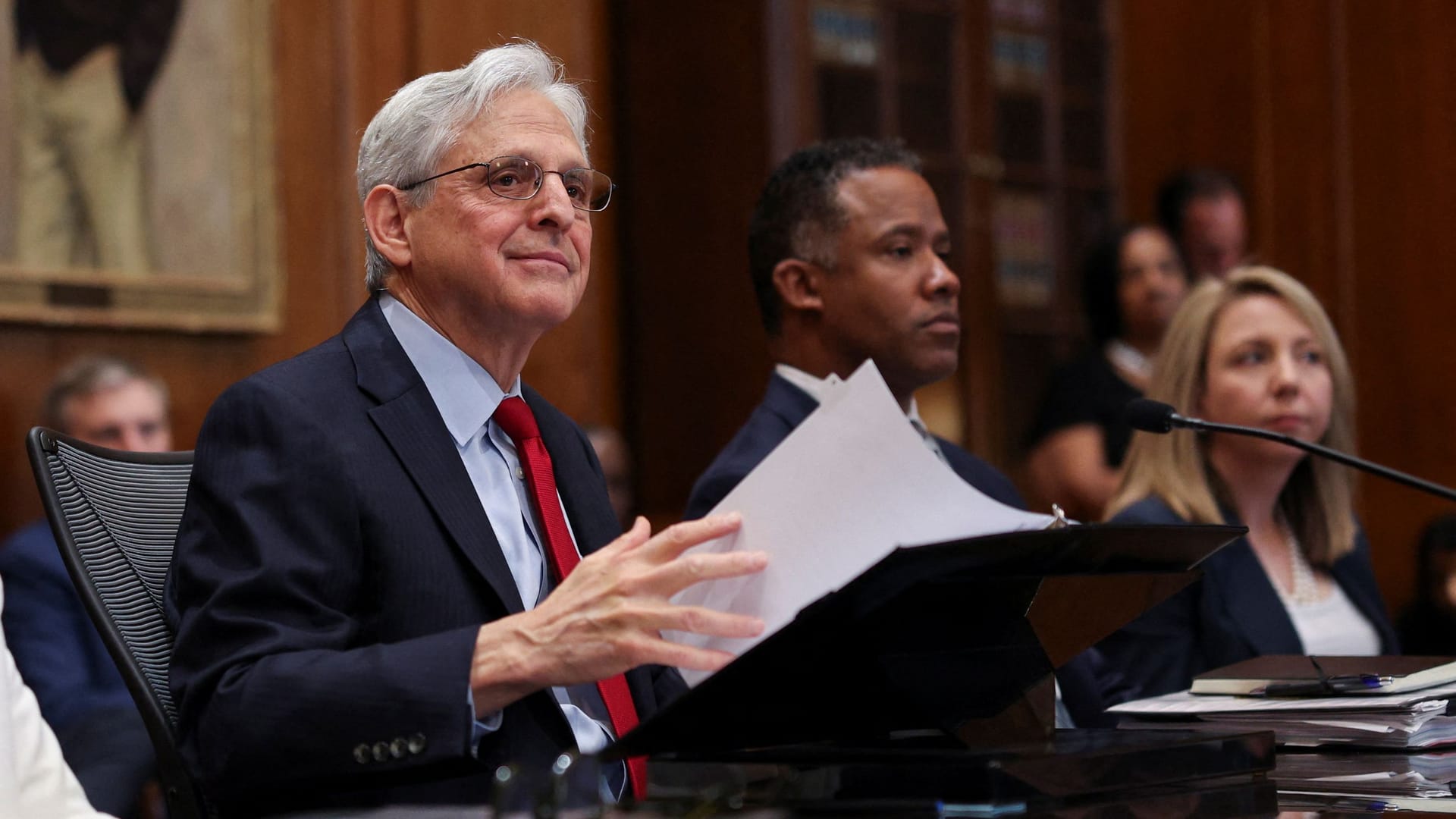 Aber (l.) arbeitete im Hintergrund: Hier bei einer Anhörung in Washington mit dem ehemaligen Generalstaatsanwalt Merrick Garland (r.).