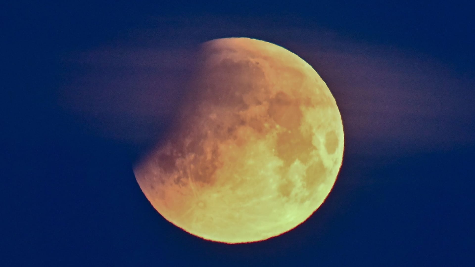 Der Beginn einer Mondfinsternis (Archivbild): In Hamburg wird der Mond nur teilweise in den Erdschatten eintauchen.