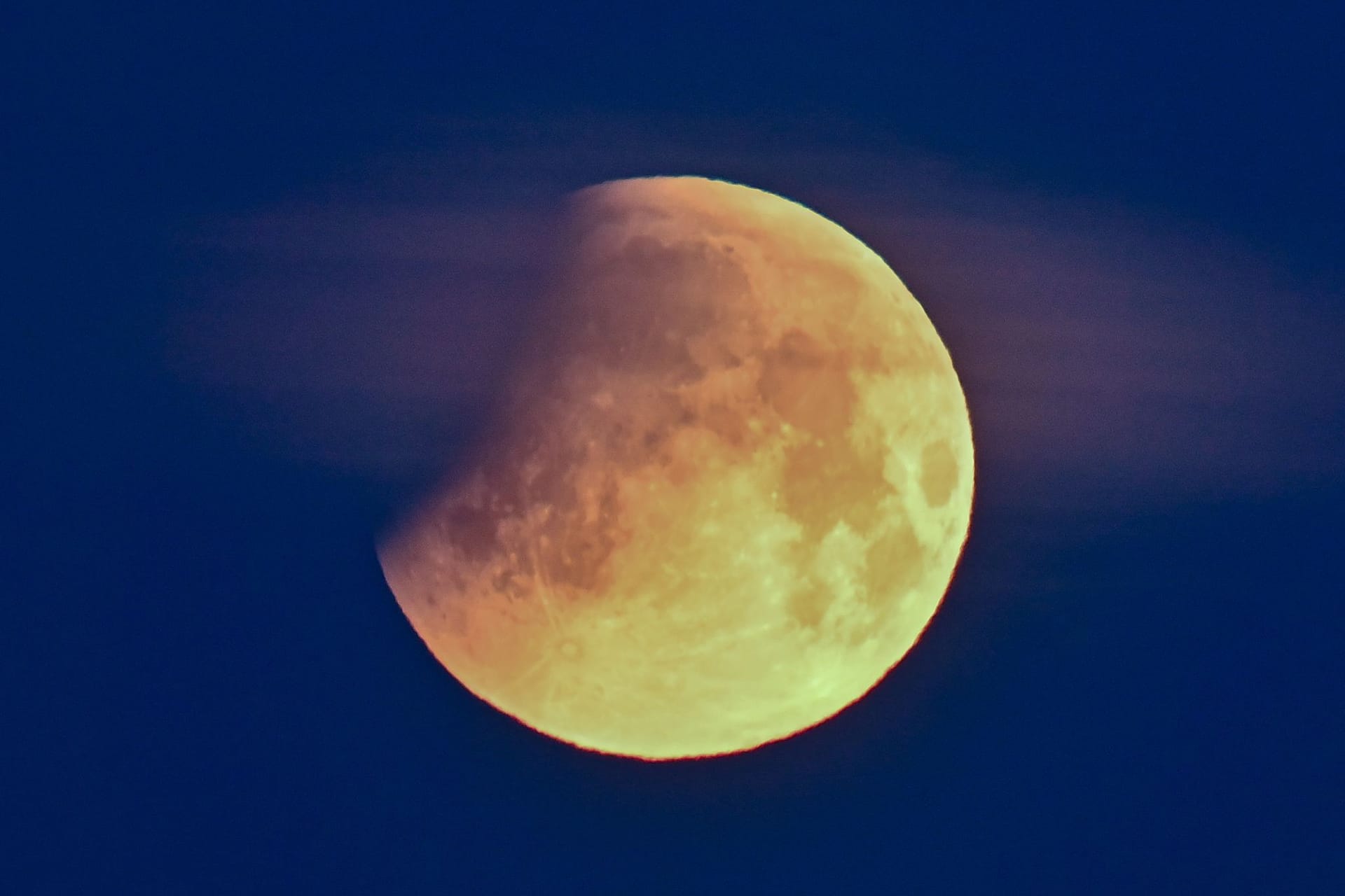 Der Beginn einer Mondfinsternis (Archivbild): In Hamburg wird der Mond nur teilweise in den Erdschatten eintauchen.