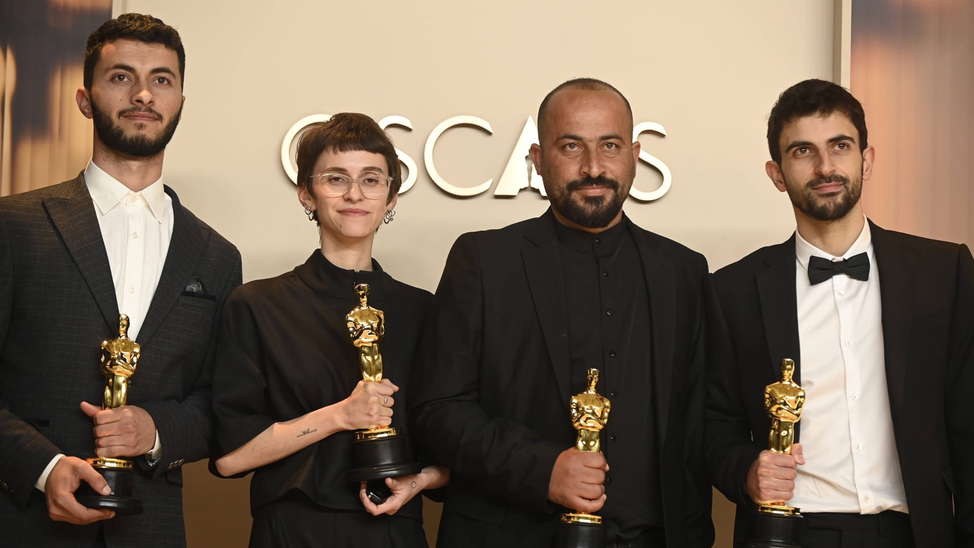 Die Macher des Films "No Other Land" bei den diesjährigen Iscars. Darunter Regisseur Hamdan Ballal (2.v.r.) und Yuval Abraham (r.).