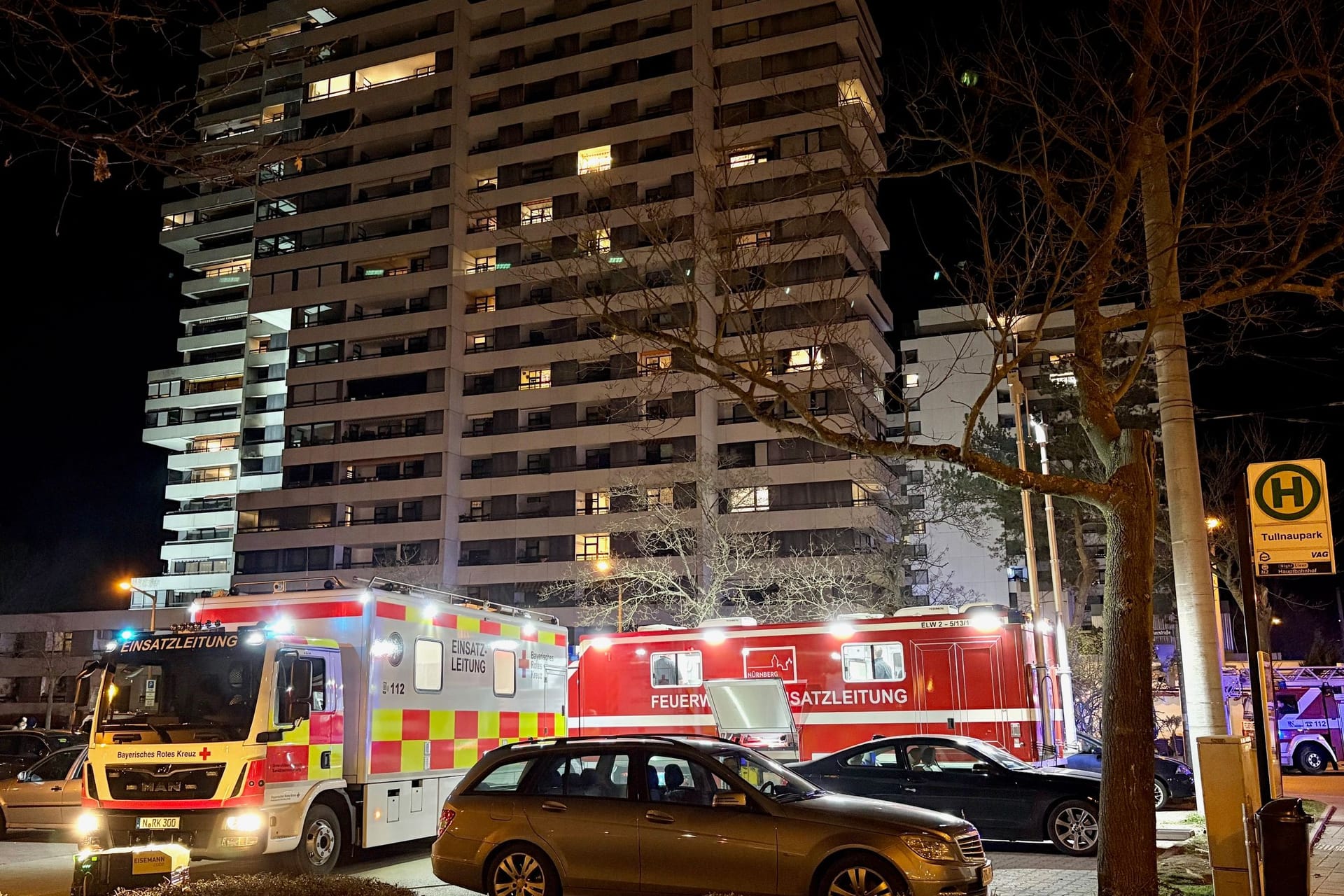 Einsatzkräfte stehen vor dem Hochhaus in der Norikerstraße: Insgesamt wurden bei dem Brand zwölf Menschen verletzt.