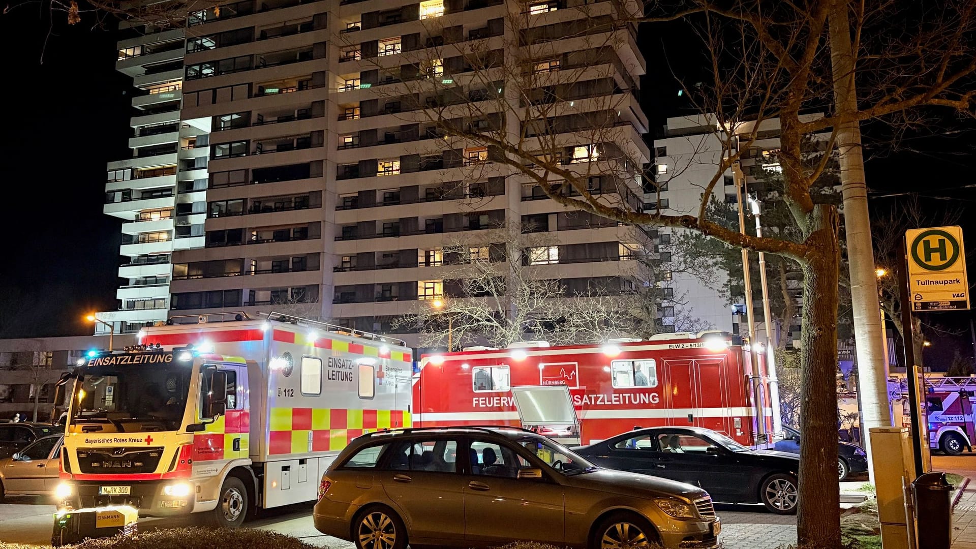 Einsatzkräfte stehen vor dem Hochhaus in der Norikerstraße: Insgesamt wurden bei dem Brand zwölf Menschen verletzt.