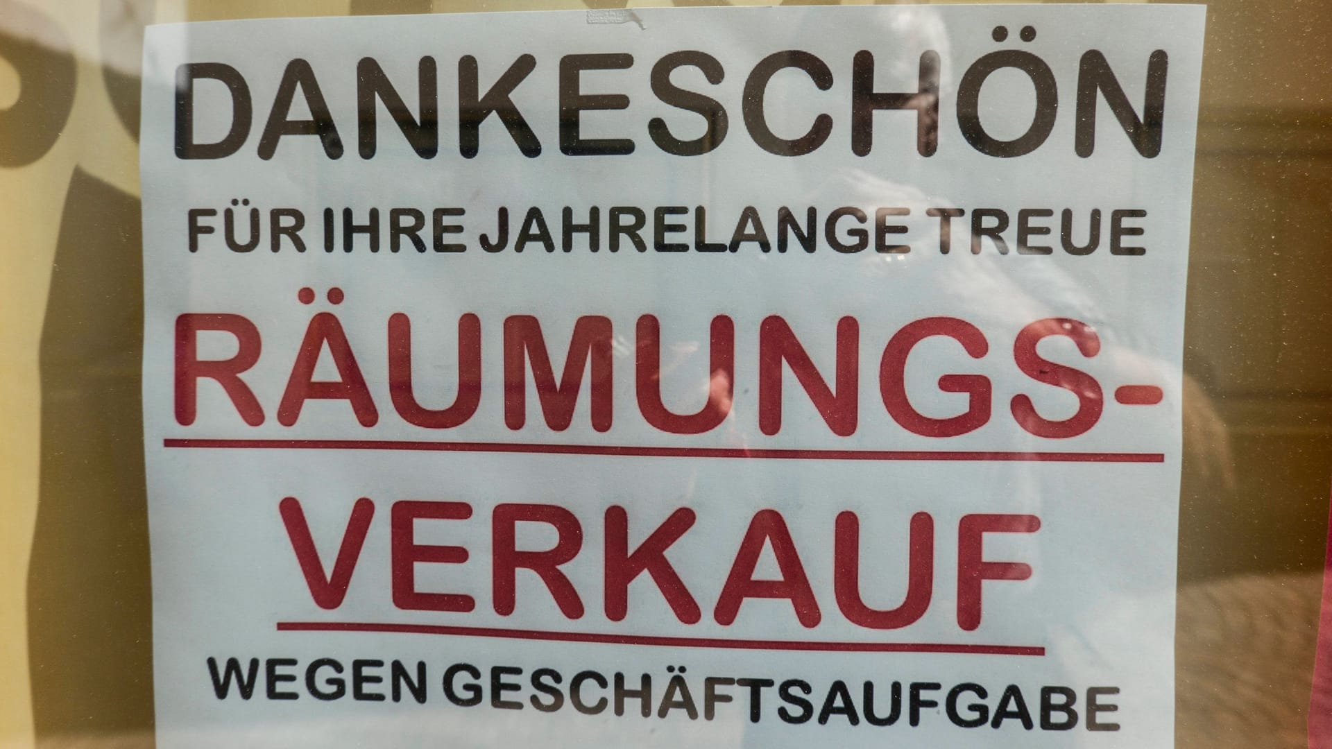 Ein Schild weist auf einen Räumungsverkauf hin (Symbolbild):