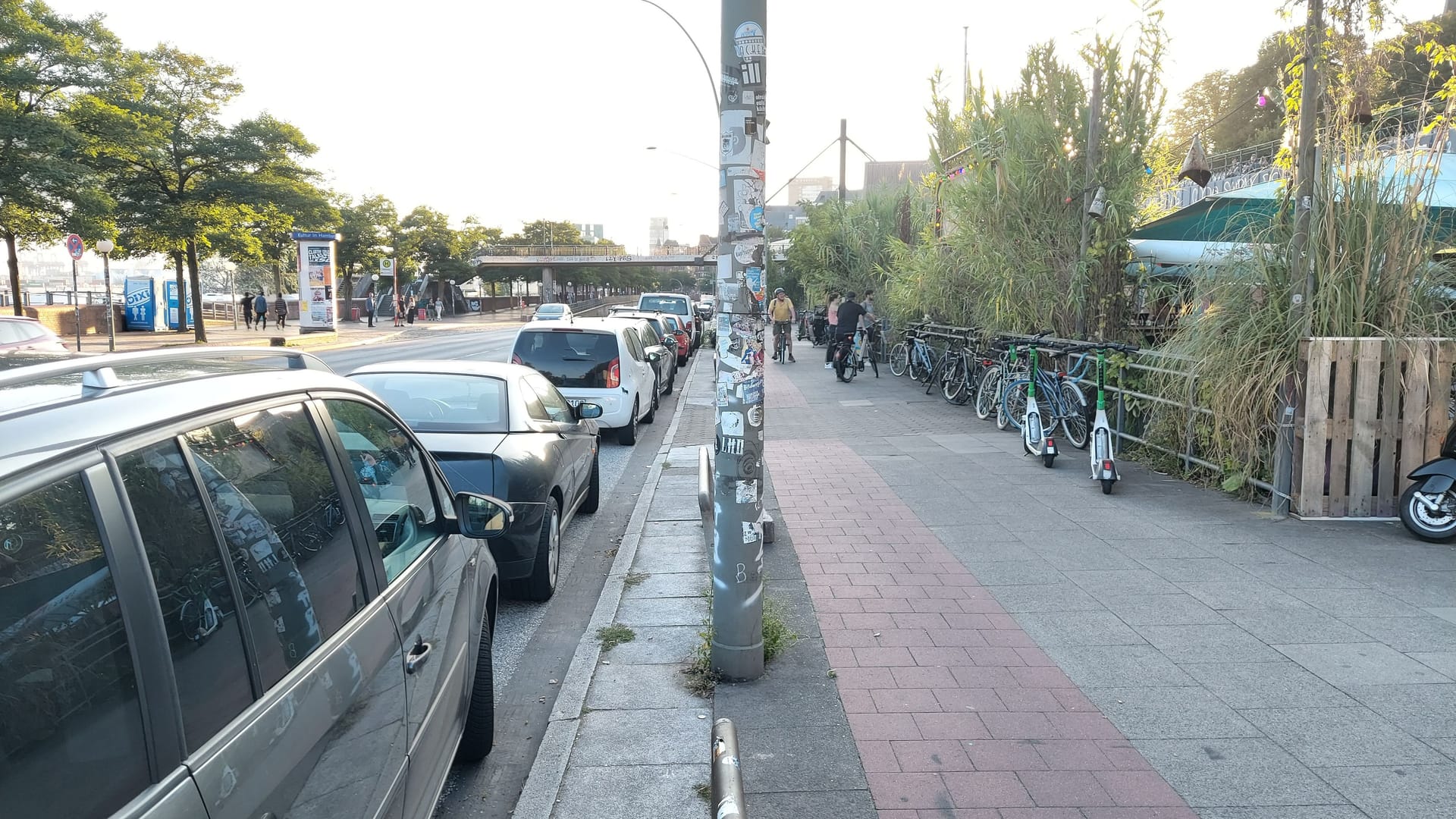 Parkende Autos auf der Fahrbahn, ein sehr schmaler Streifen für die Radfahrer: Die Hafenstraße bekommt ein neues Konzept und wird am Spätsommer umgebaut.