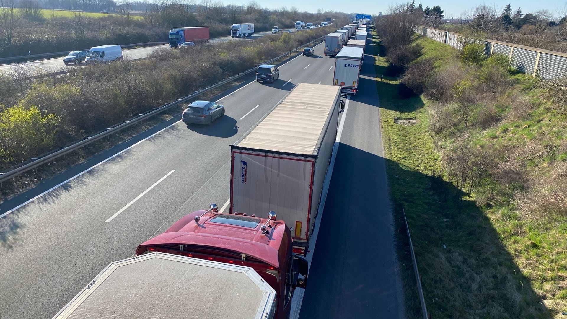Stau auf der A2: Selbst am Mittwochnachmittag war der Verkehr bis nach Braunschweig durch einen Unfall beeinträchtigt. Stau auf der A2: Selbst am Mittwochnachmittag war der Verkehr bis nach Braunschweig durch einen Unfall beeinträchtigt.