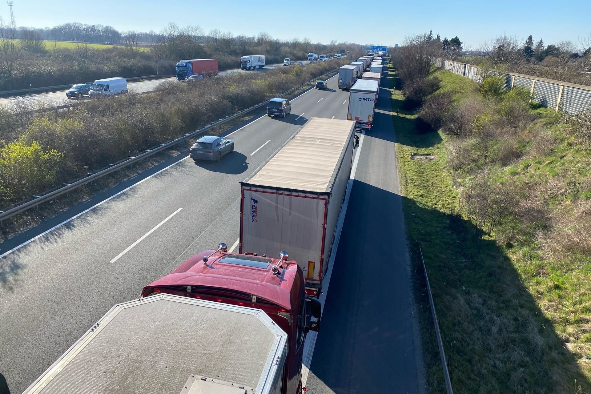 Stau auf der A2: Selbst am Mittwochnachmittag war der Verkehr bis nach Braunschweig durch einen Unfall beeinträchtigt.