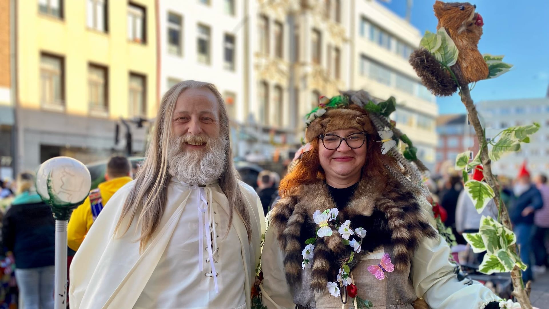 Außergewöhnliche Kostümideen: Arm in Arm stehen Gandalf der Weise und Freya, Göttin der Liebe, der Sexualität und der Schönheit an der Theaterstraße.