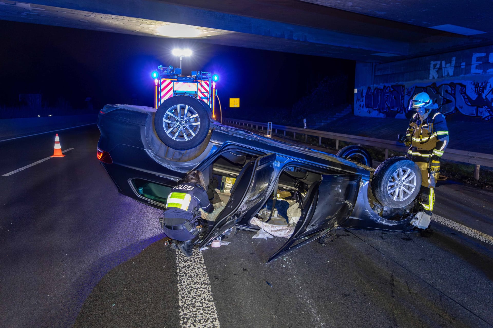 Verkehrsunfall auf A52: Ermittlungen zur Unfallursache dauern an.