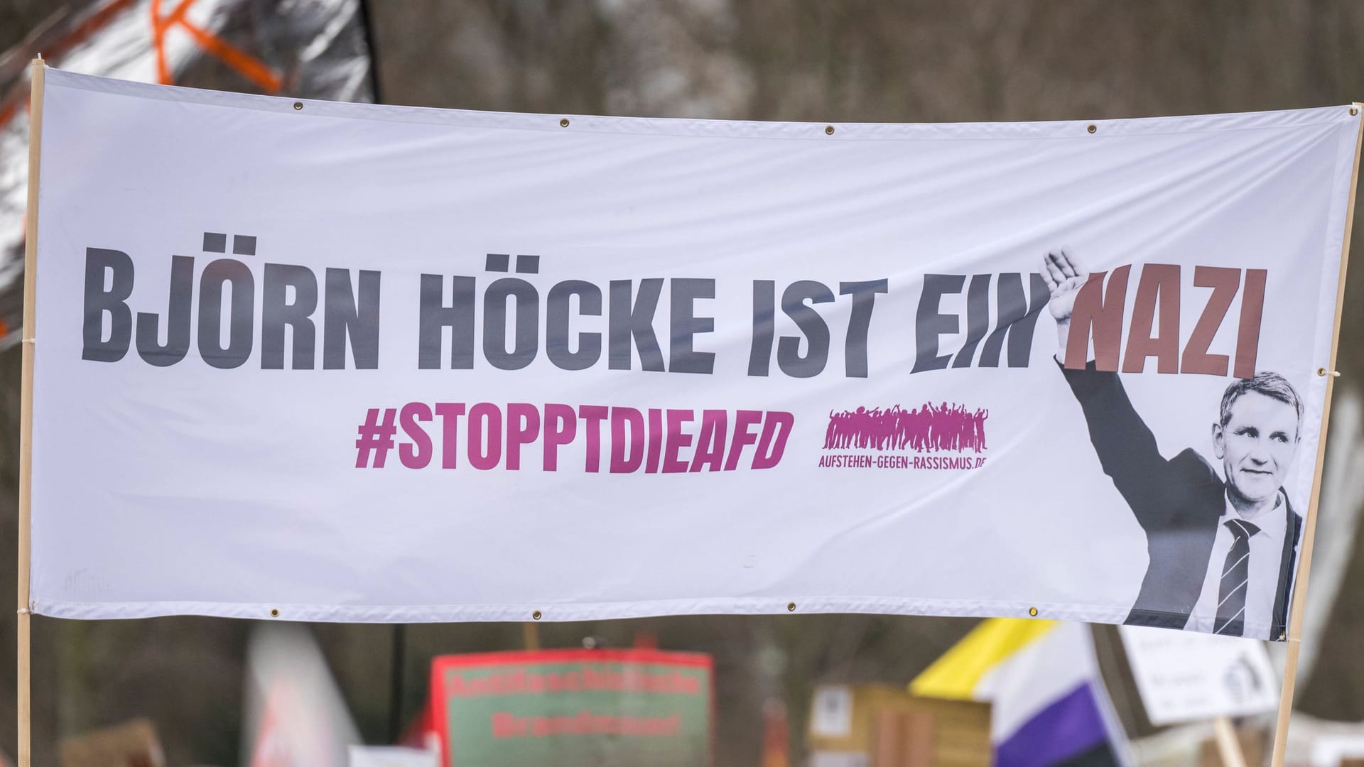 Schild mit der Aufschrift "Björn Höcke ist ein Nazi": Ein ähnliches Banner hing an einer Hausfassade in Pattensen.