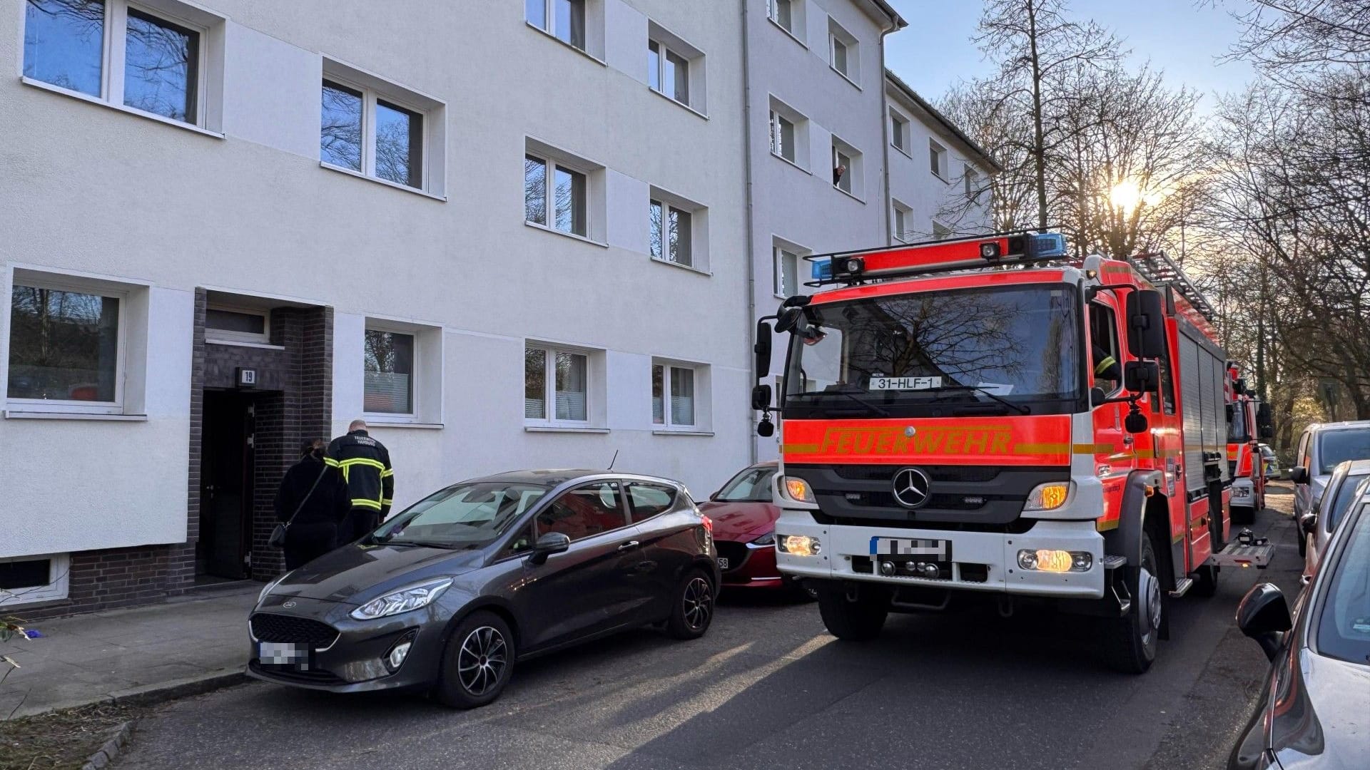 Ein Feuerwehrfahrzeug steht vor einem Mehrfamilienhaus: Mutter und Sohn wurden durch die Verpuffung verletzt.