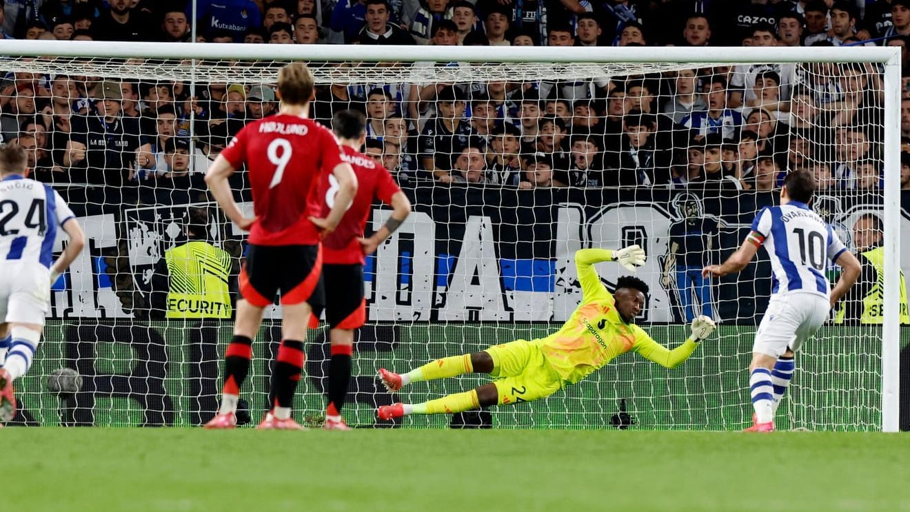 Der Ausgleich: Real Sociedads Mikel Oyarzabal (r.) trifft gegen United-Keeper Onana.