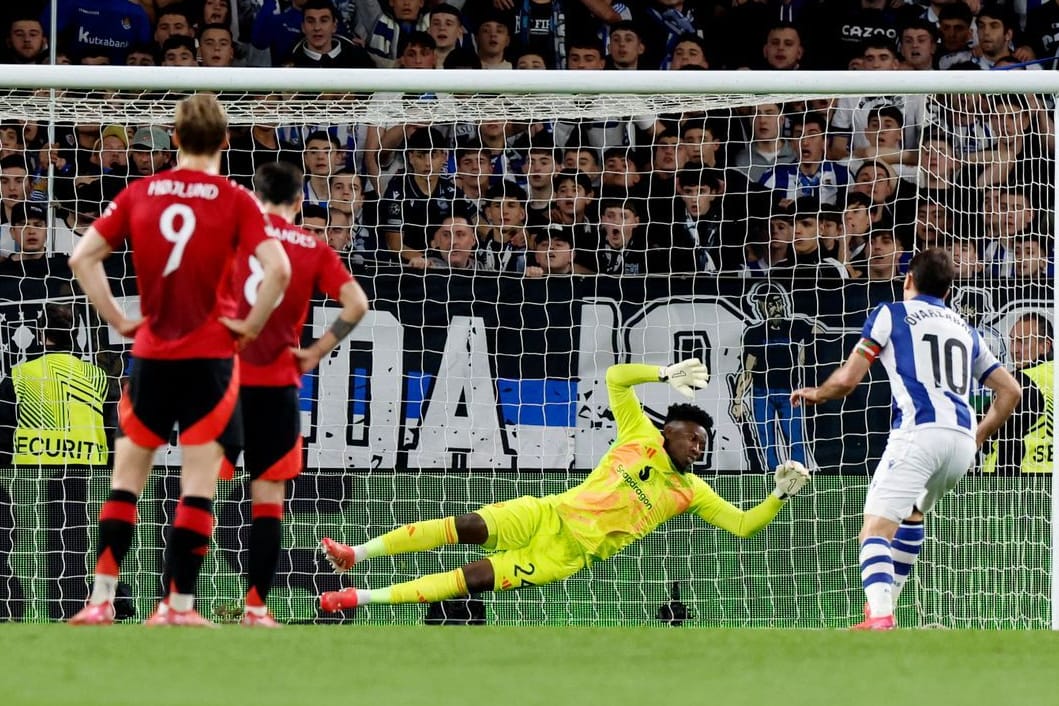 Der Ausgleich: Real Sociedads Mikel Oyarzabal (r.) trifft gegen United-Keeper Onana.