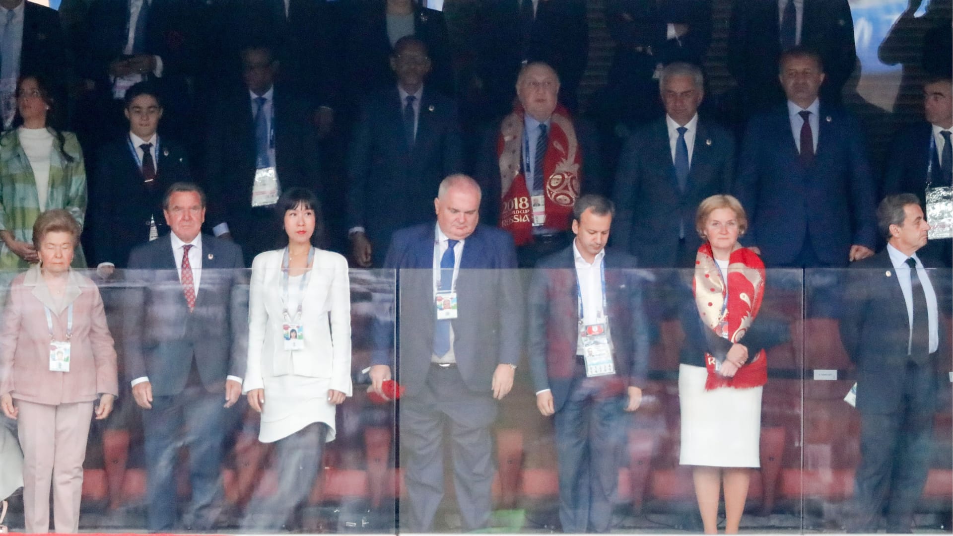 Boris Jelzins Witwe Naina Jelzina, Altkanzler Schröder mit Frau Kim So-yeon, Matthias Warnig und der ehemalige französische Präsident Nicolas Sarkozy (v.l.n.r.) bei der WM 2018 in Moskau.