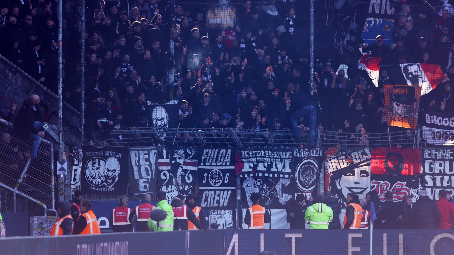 Das Spiel des VfL Bochum gegen Eintracht Frankfurt konnte nicht pünktlich angepfiffen werden, weil Fanbanner die Flucht- und Rettungswege versperrten.