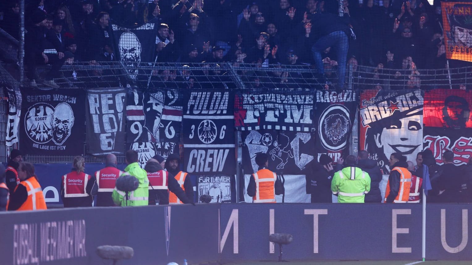 Das Spiel des VfL Bochum gegen Eintracht Frankfurt konnte nicht pünktlich angepfiffen werden, weil Fanbanner die Flucht- und Rettungswege versperrten.