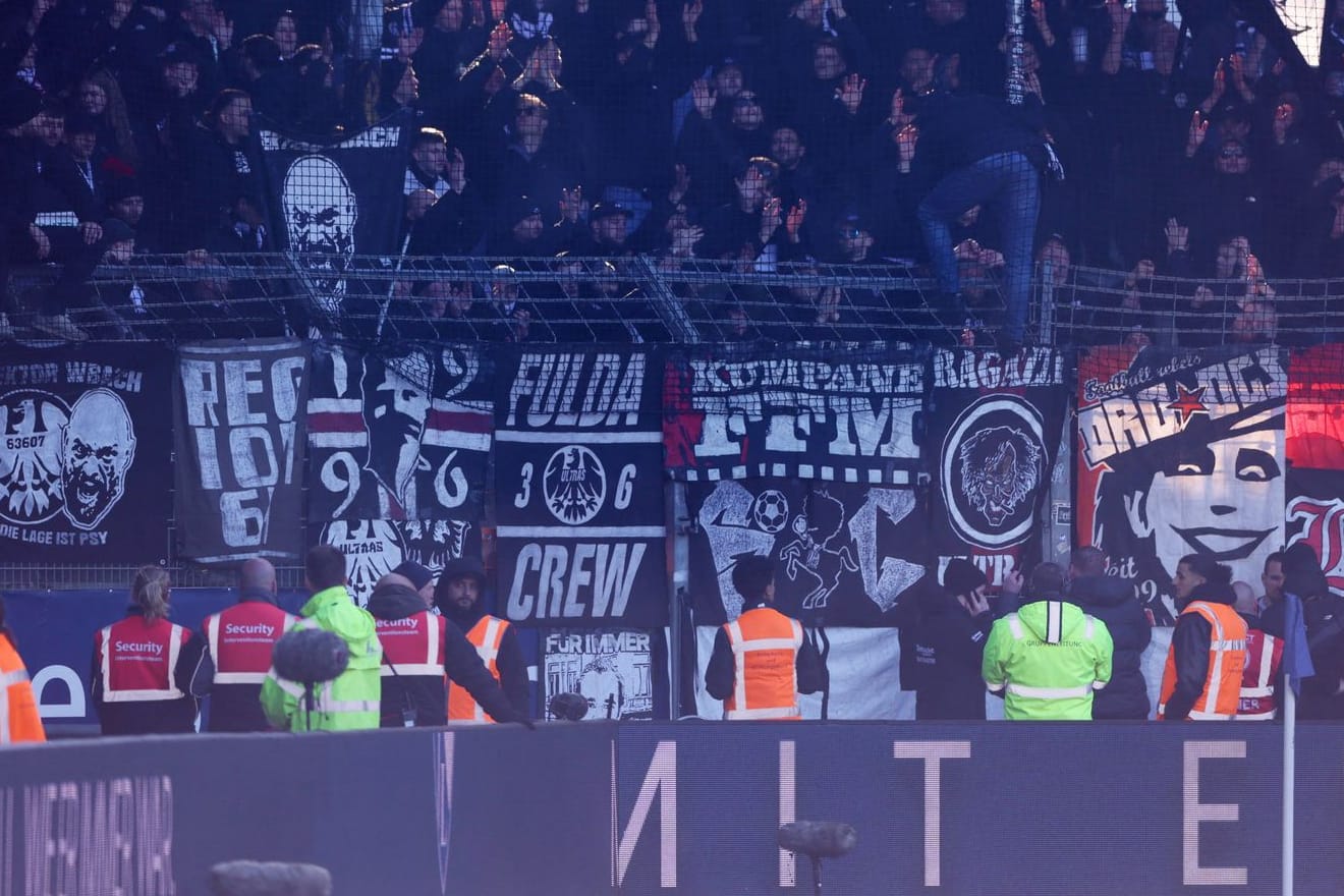 Das Spiel des VfL Bochum gegen Eintracht Frankfurt konnte nicht pünktlich angepfiffen werden, weil Fanbanner die Flucht- und Rettungswege versperrten.