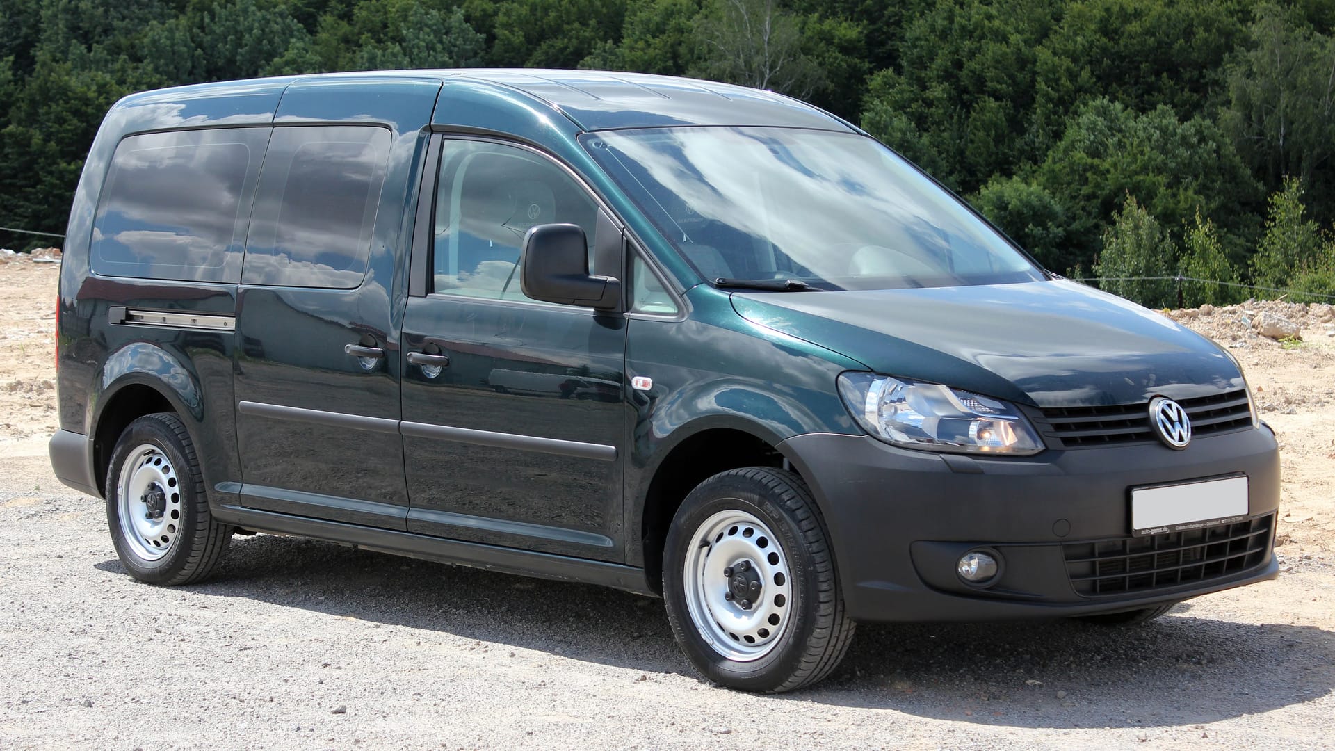 Ein VW Caddy (Symbolbild): Der mutmaßliche Entführer war mit einem dunklen Kleintransporter unterwegs.