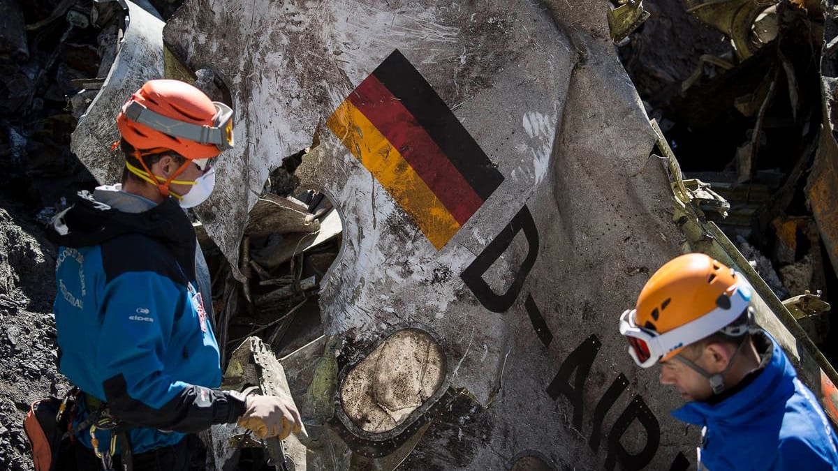 Retter an der Unglücksstelle (Archivbild): Die Ermittler gehen davon aus, dass der Copilot die Maschine absichtlich abstürzen ließ.