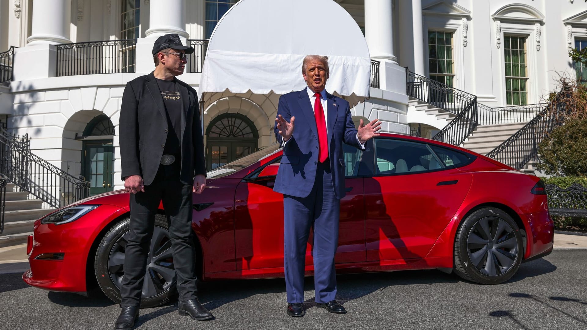 US-Präsident Donald Trump (r) und Tesla-CEO Elon Musk