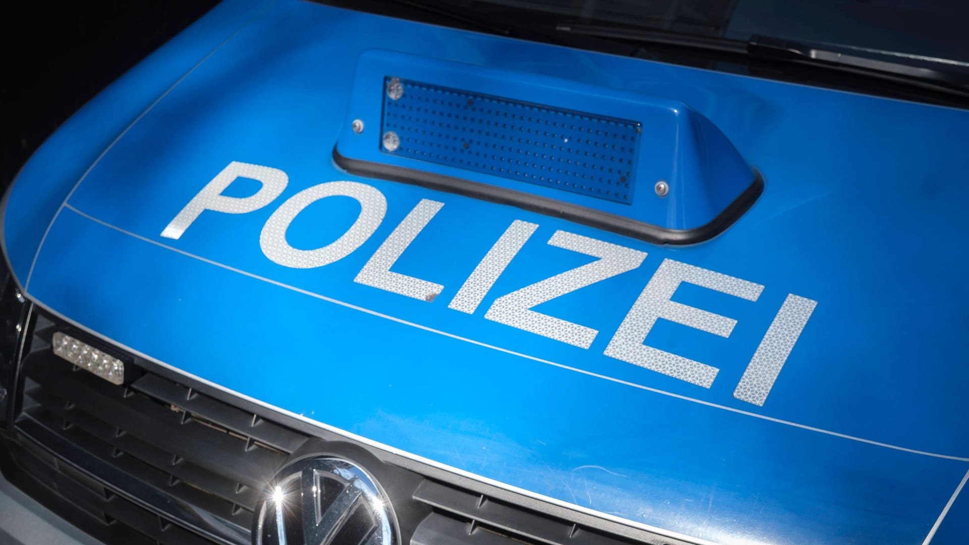 Polizeiwagen (Symbolbild): Die Ermittler warnen vor Trickdieben, die gezielt ältere Menschen ins Visier nehmen.