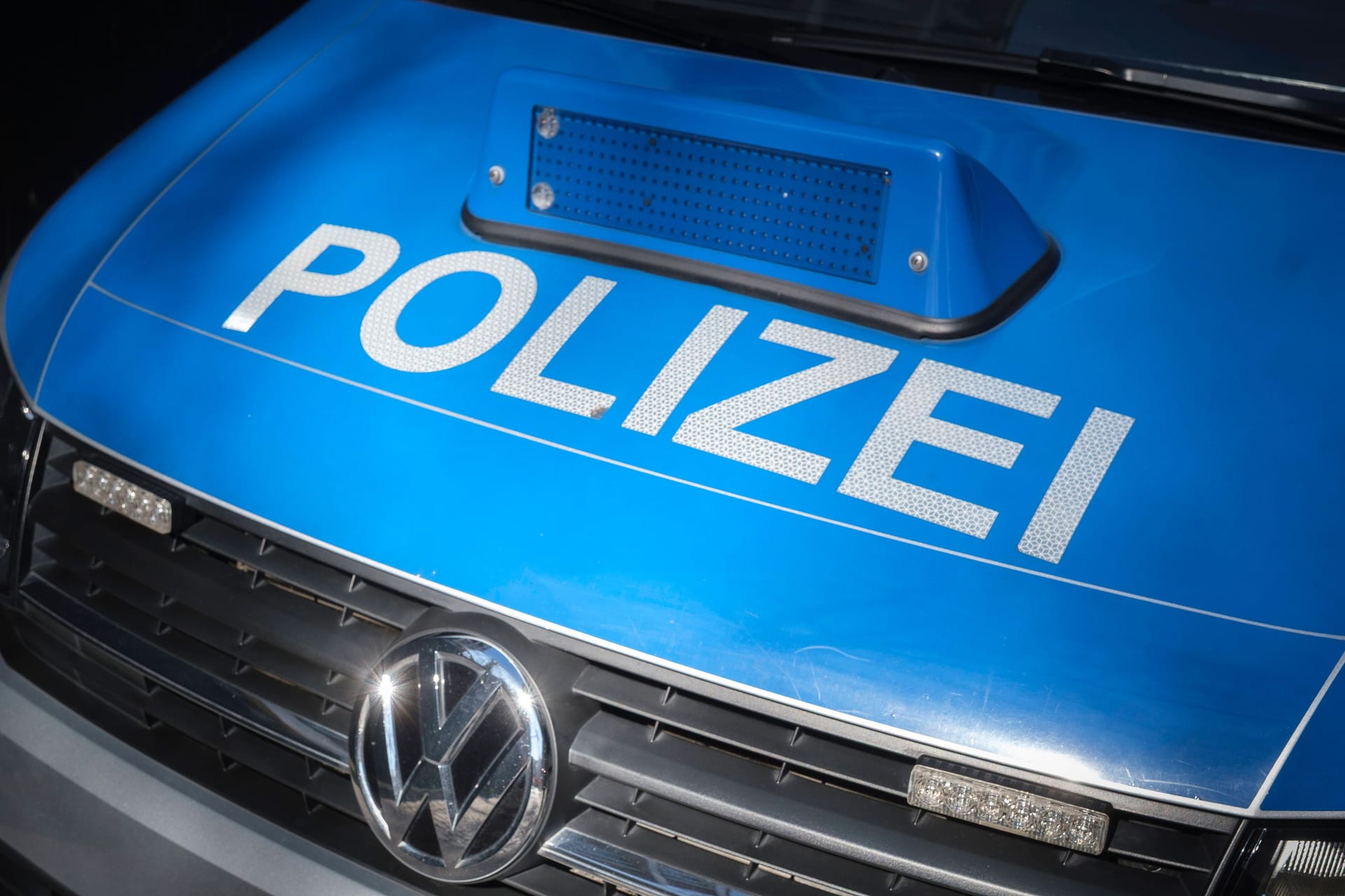 Polizeiwagen (Symbolbild): Die Ermittler warnen vor Trickdieben, die gezielt ältere Menschen ins Visier nehmen.