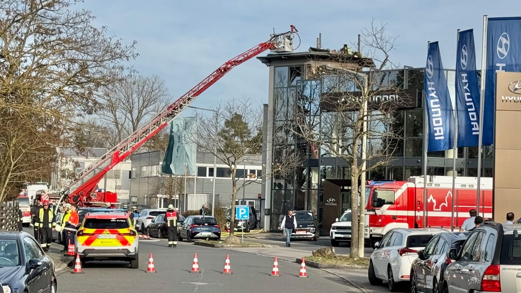 Die Feuerwehr am Einsatzort: Mit einer Drehleiter bekämpften die Einsatzkräfte die Flammen auf dem Dach des Autohauses.