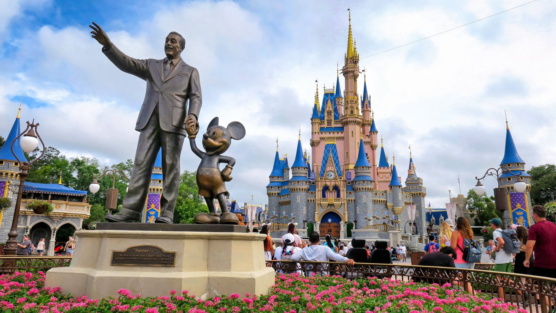 Statue von Walt Disney und Micky Maus im Walt Disney World Resort (Archivbild): Orlando ist für seine zahlreichen Freizeit- und Themenparks bekannt.