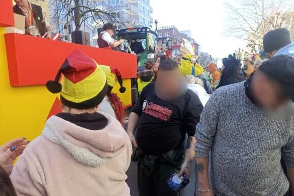 Am Rande des Rosenmontagszugs in Aachen: Dieser Mann (Mitte) soll einen Hitlergruß gezeigt haben.