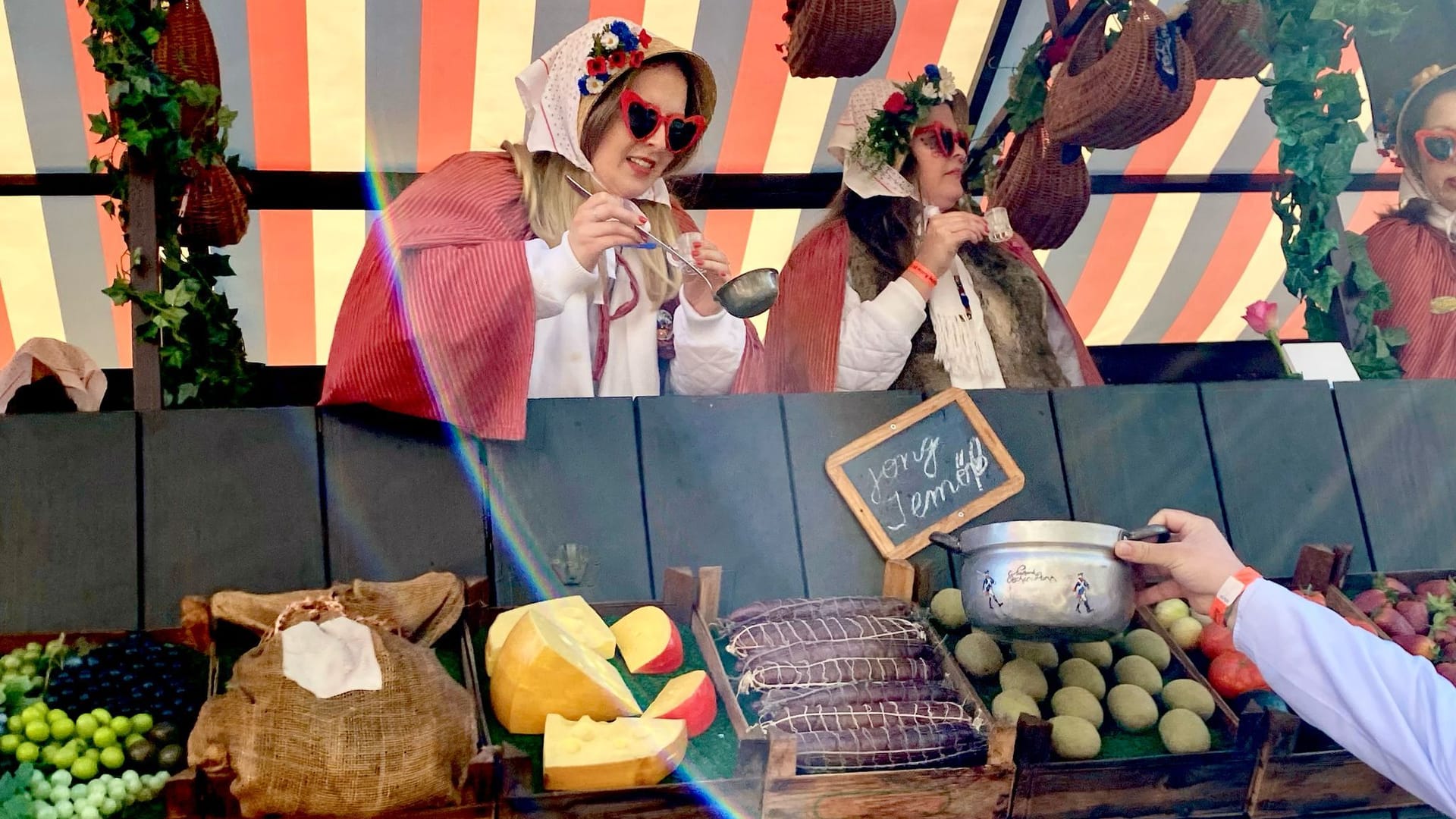 Die Marktweiber von Aachen: Hier haben sie alle Hände voll zu tun.