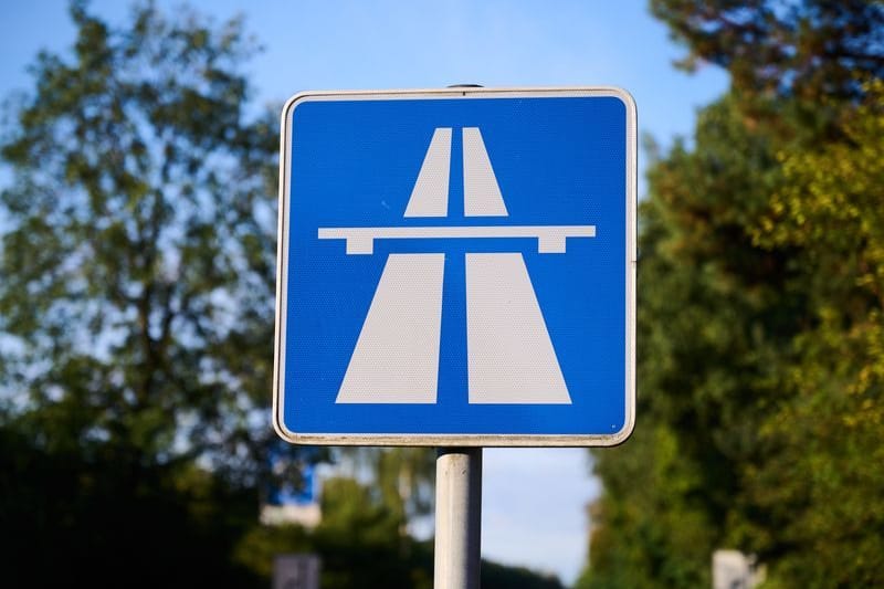 Ein Autobahnschild an der Auffahrt Hüttenweg an der A115 (Archivbild):