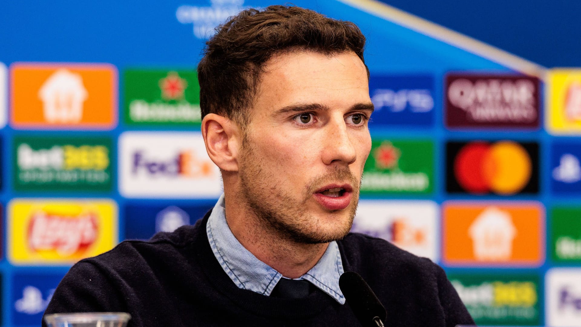 Ein zuletzt seltener Auftritt: Leon Goretzka bei der Pressekonferenz des FC Bayern vor dem Rückspiel gegen Bayer Leverkusen in der Champions League.