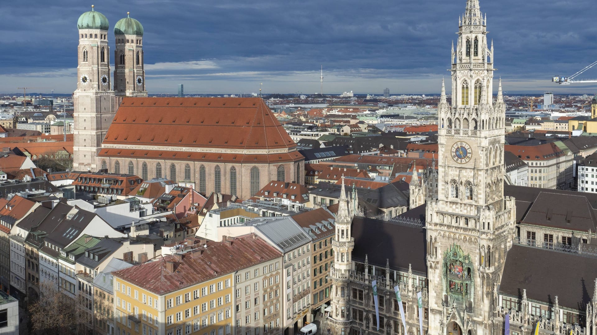 Wolken über München (Archivbild): Die Sonne zeigt sich am Montag nur vereinzelt.
