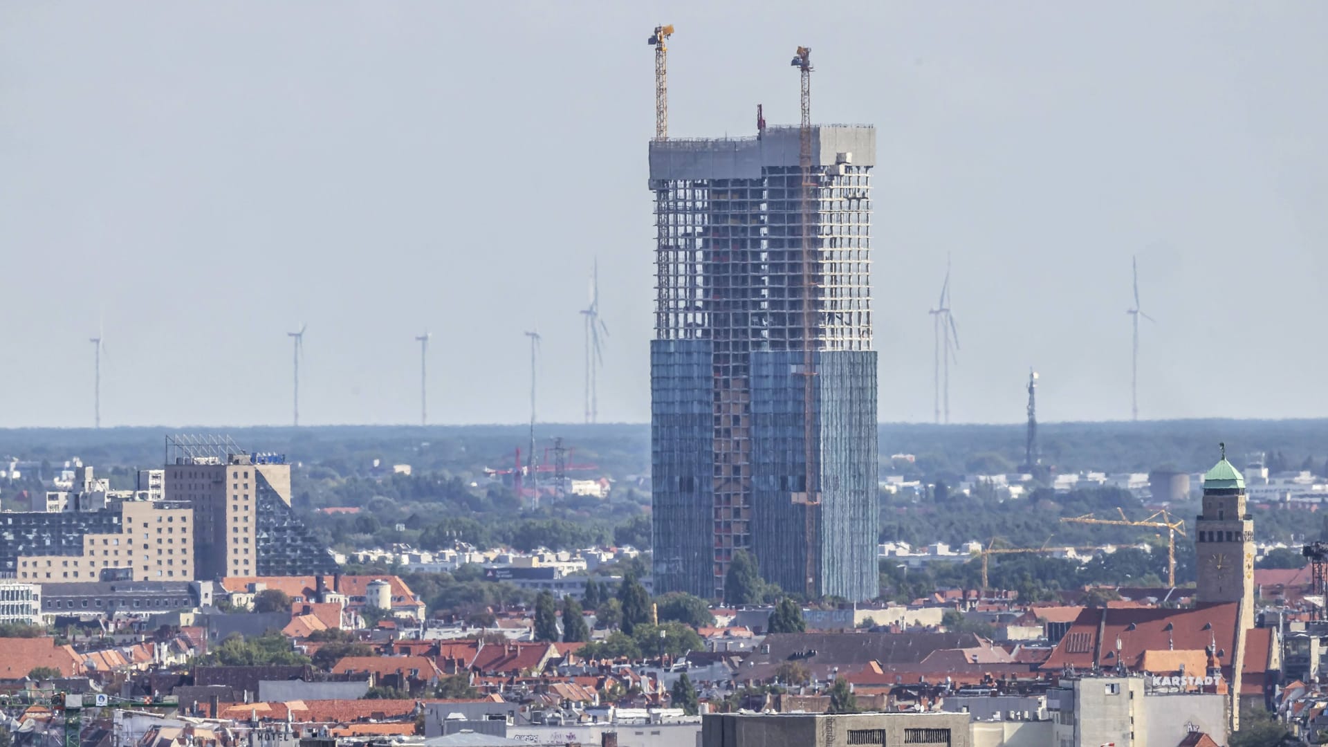 Der Estrel-Tower hat erst am Montag (3. März) Richtfest gefeiert. Einmal fertiggestellt, soll das Gebäude gegenüber des Estrel-Hotels in der Sonnenallee der erste Wolkenkratzer Berlins werden. Diese Bezeichnung gilt für Gebäude ab einer Höhe von 150 Metern. Gesamthöhe: 176 Meter