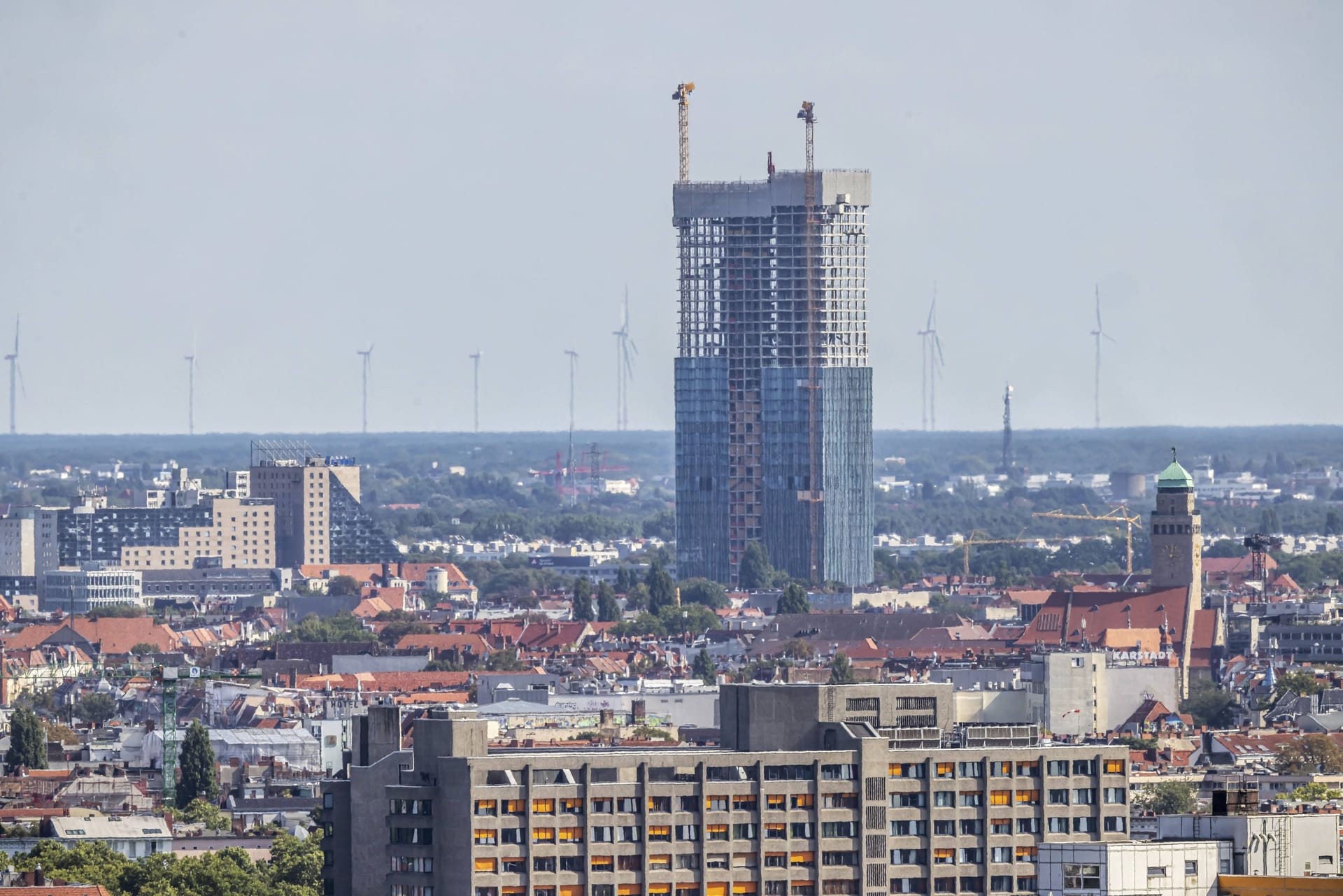 Der Estrel-Tower hat erst am Montag (3. März) Richtfest gefeiert. Einmal fertiggestellt, soll das Gebäude gegenüber des Estrel-Hotels in der Sonnenallee der erste Wolkenkratzer Berlins werden. Diese Bezeichnung gilt für Gebäude ab einer Höhe von 150 Metern. Gesamthöhe: 176 Meter