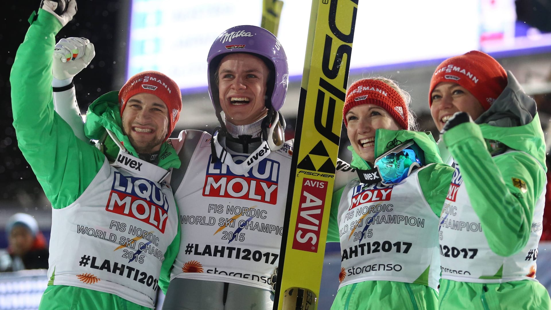 Svenja Würth (2.v.r.) neben Markus Eisenbichler (l.), Andreas Wellinger (2.v.l.) und Carina Vogt beim WM-Erfolg in Lahti.