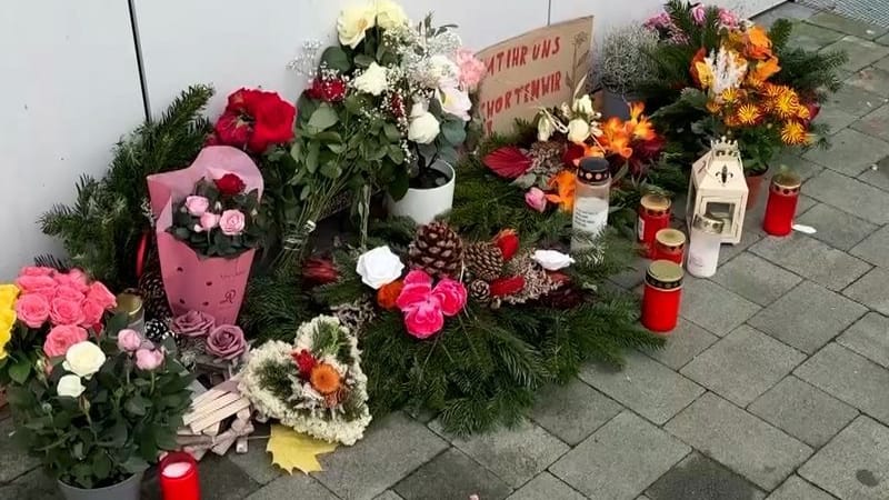 Blumen und Kerzen in Berlin-Marzahn: Nach der Tötung einer Mutter und ihrer Töchter steht der Lebensgefährte und Vater im Mordprozess vor Gericht.