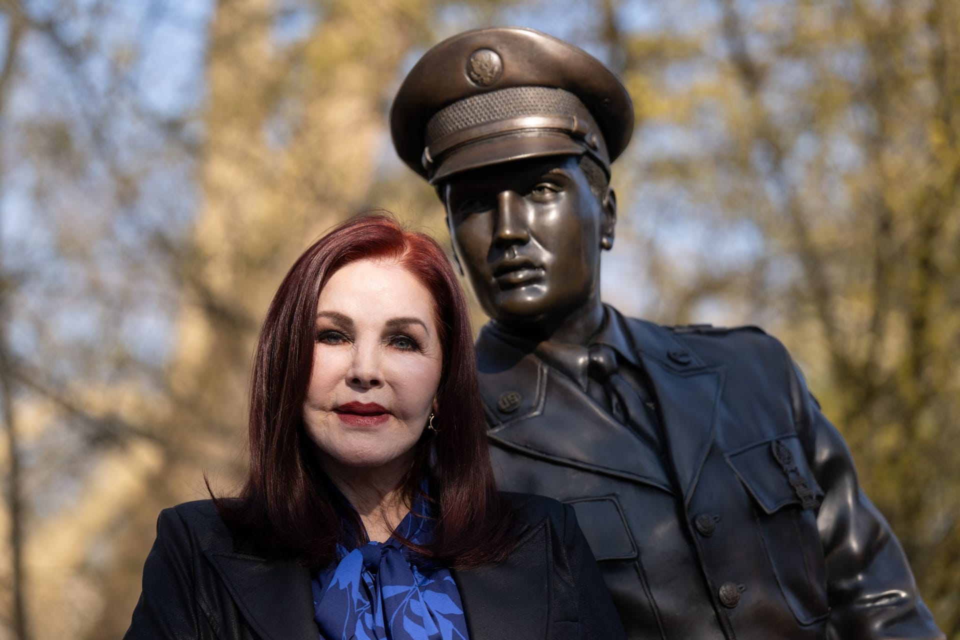 Priscilla Presley steht im Vorfeld ihrer Talkshow «An intimate evening with Priscilla Presley» neben einer Statue von Elvis Presley in Bad Nauheim.