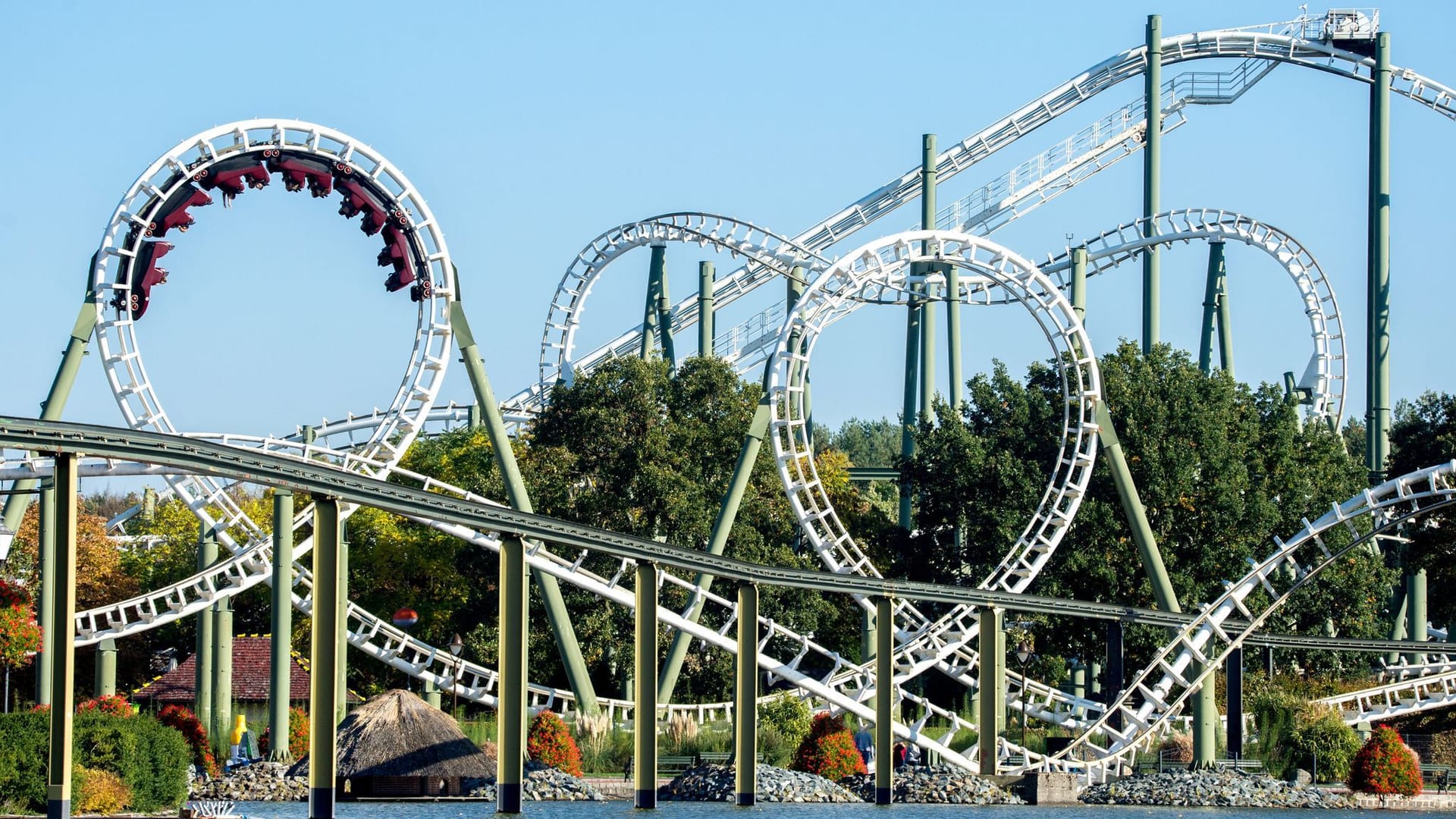 Besucher fahren mit der Achterbahn «Big Loop» im Heide-Park