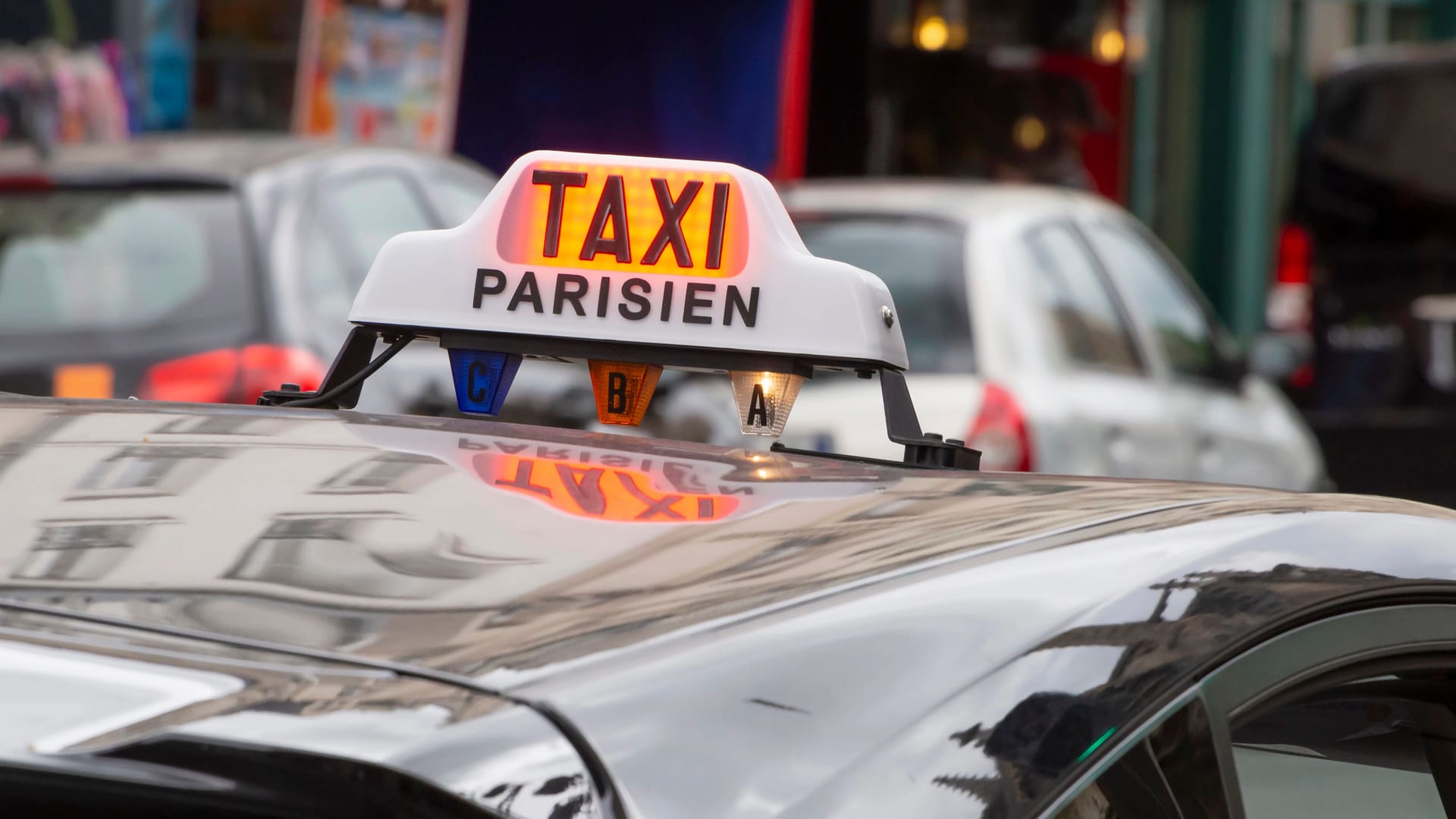 Taxi in Paris (Symbolfoto): Ein Taxifahrer soll über eine junge Frau hergefallen sein.