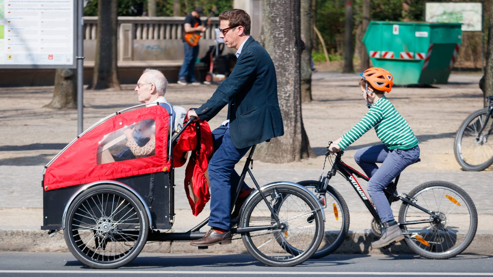 Drei Generationen auf dem Fahrrad (Symbolbild): Berlin ist im letzten Jahr gewachsen.