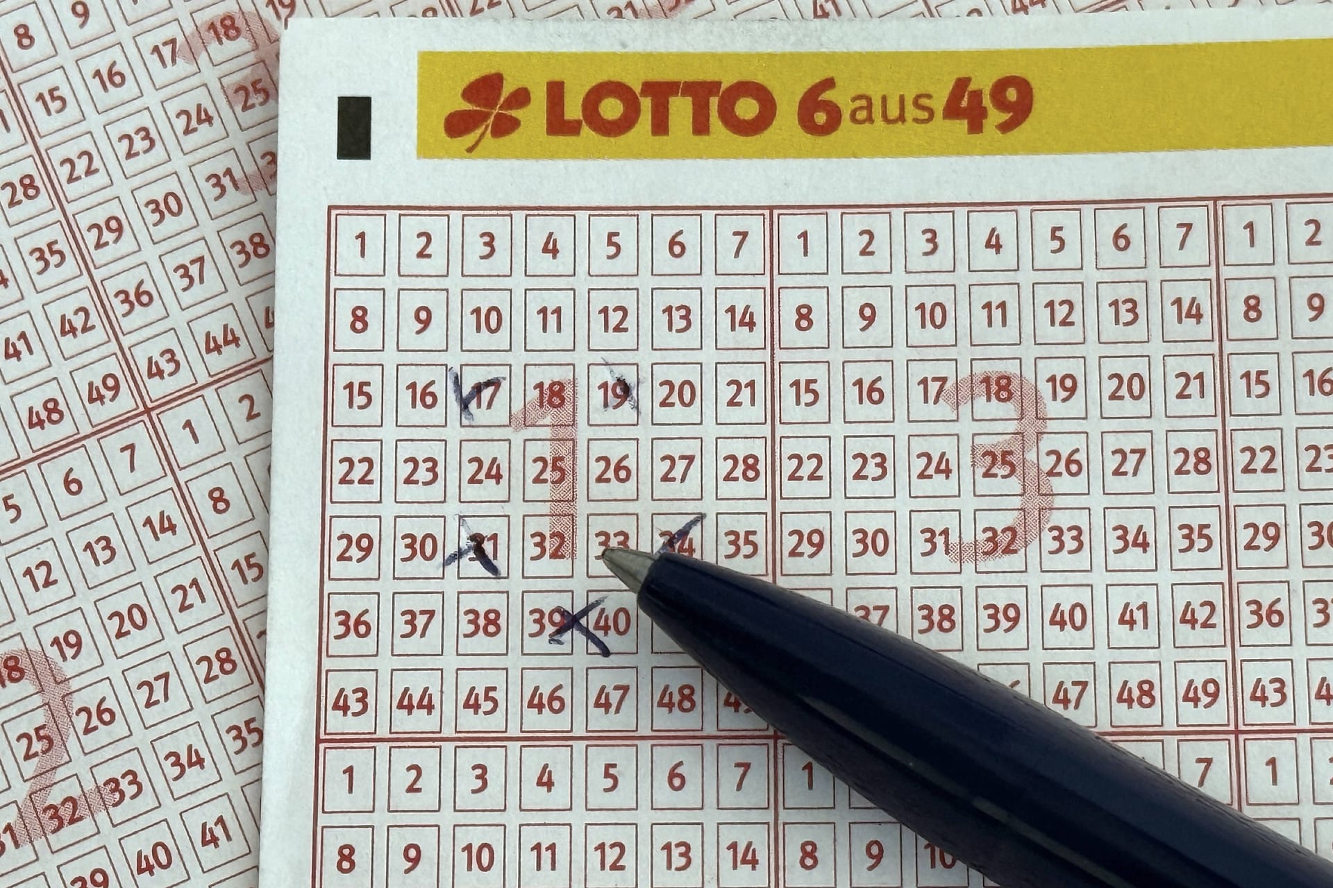 Tippschein Lotto "6 aus 49" (Symbolbild): Nur 24 Großgewinne gingen in den vergangenen Jahren nach Bremen.