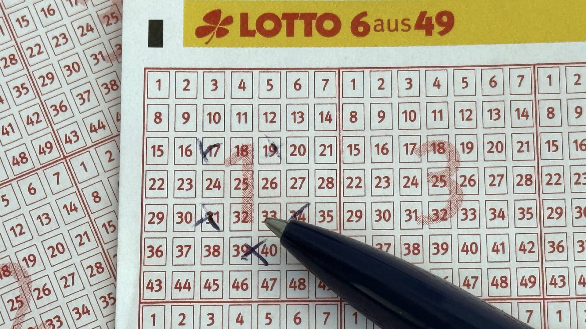 Tippschein Lotto "6 aus 49" (Symbolbild): Nur 24 Großgewinne gingen in den vergangenen Jahren nach Bremen.