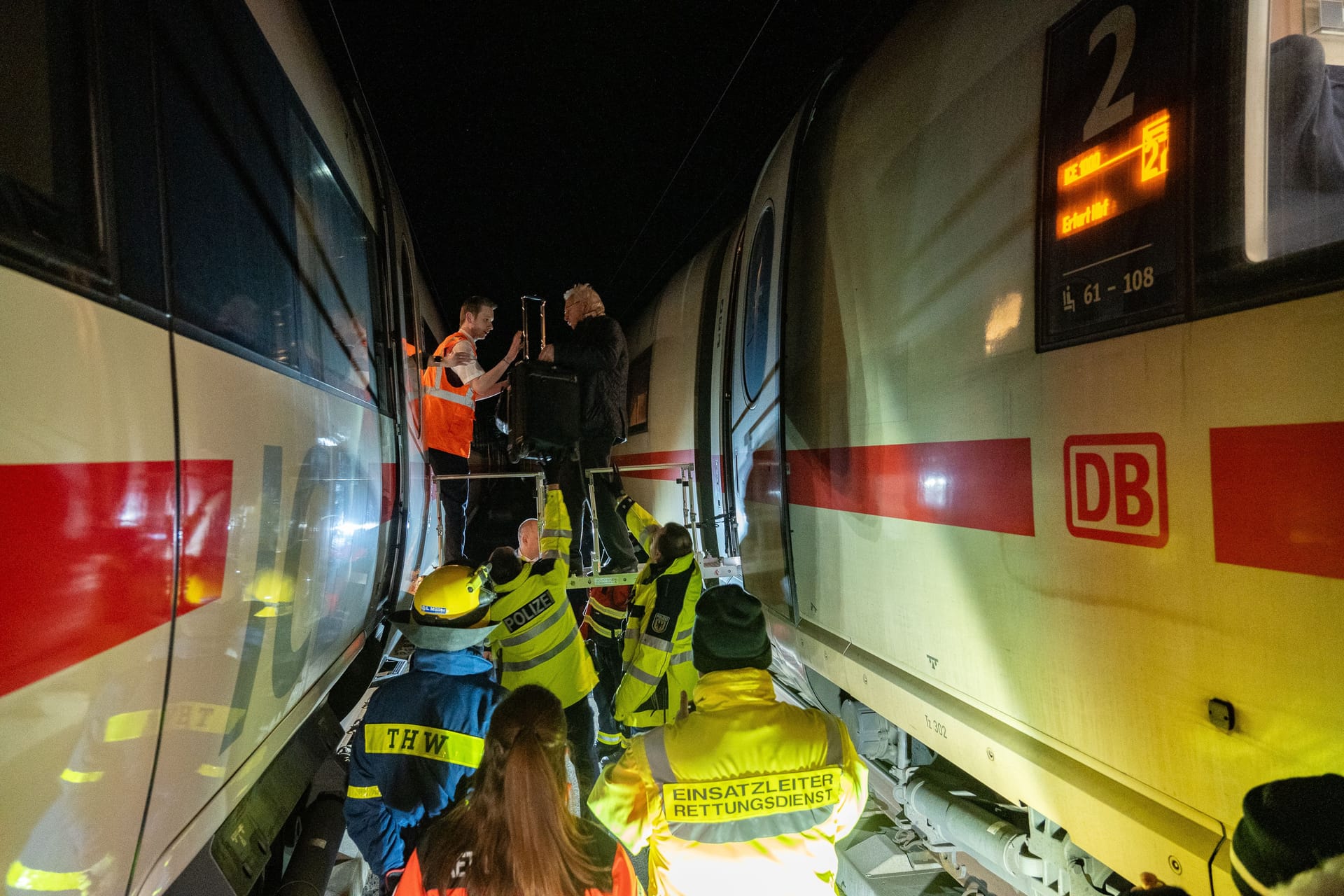 Fahrgäste werden aus einem ICE evakuiert: Insgesamt waren 229 Menschen in dem Zug von Nürnberg nach Berlin.